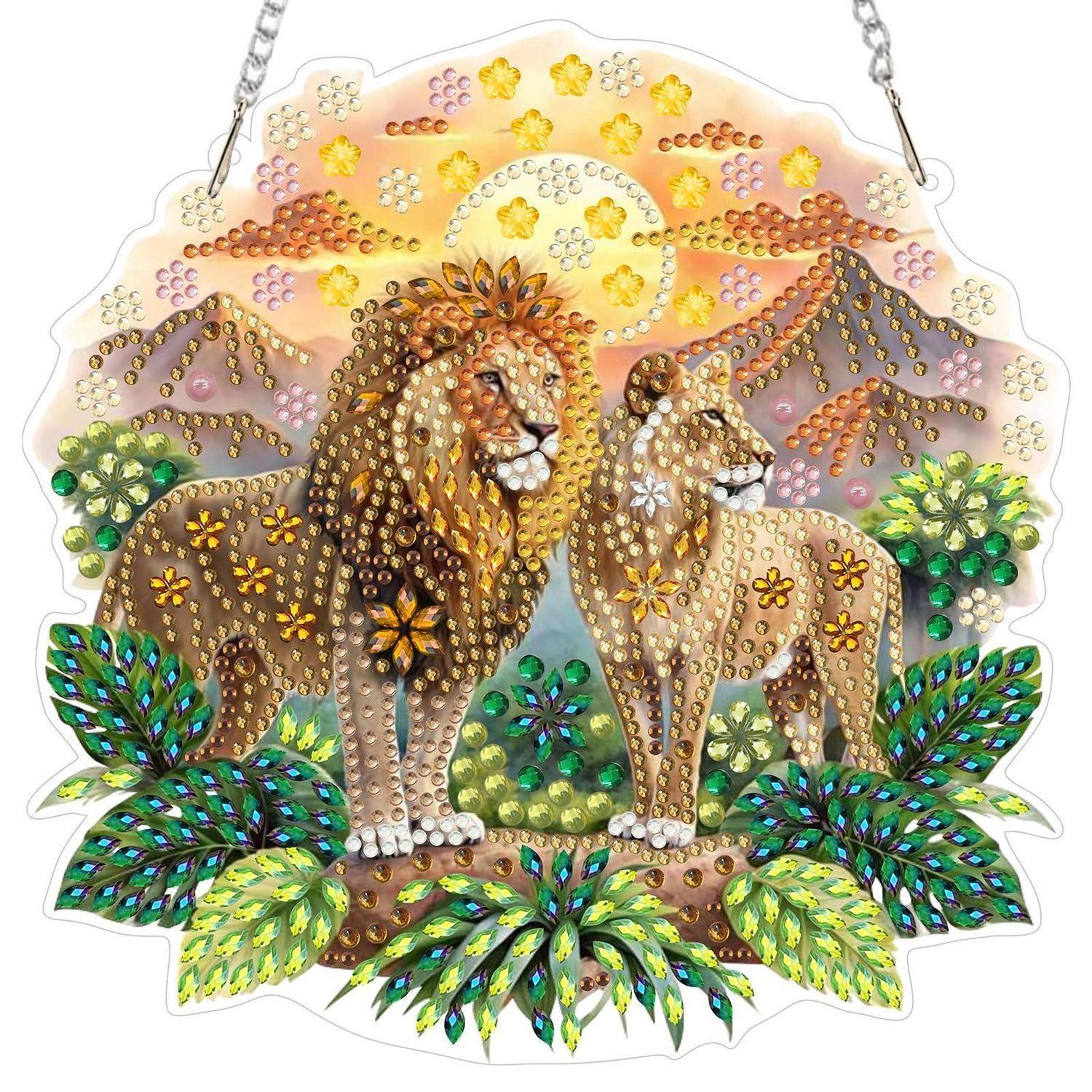 Dekorative Schmuckwandkunst mit zwei Löwen, die zusammen vor einem Sonnenuntergang stehen, umgeben von glitzernden Bergen, Bäumen und Blättern.