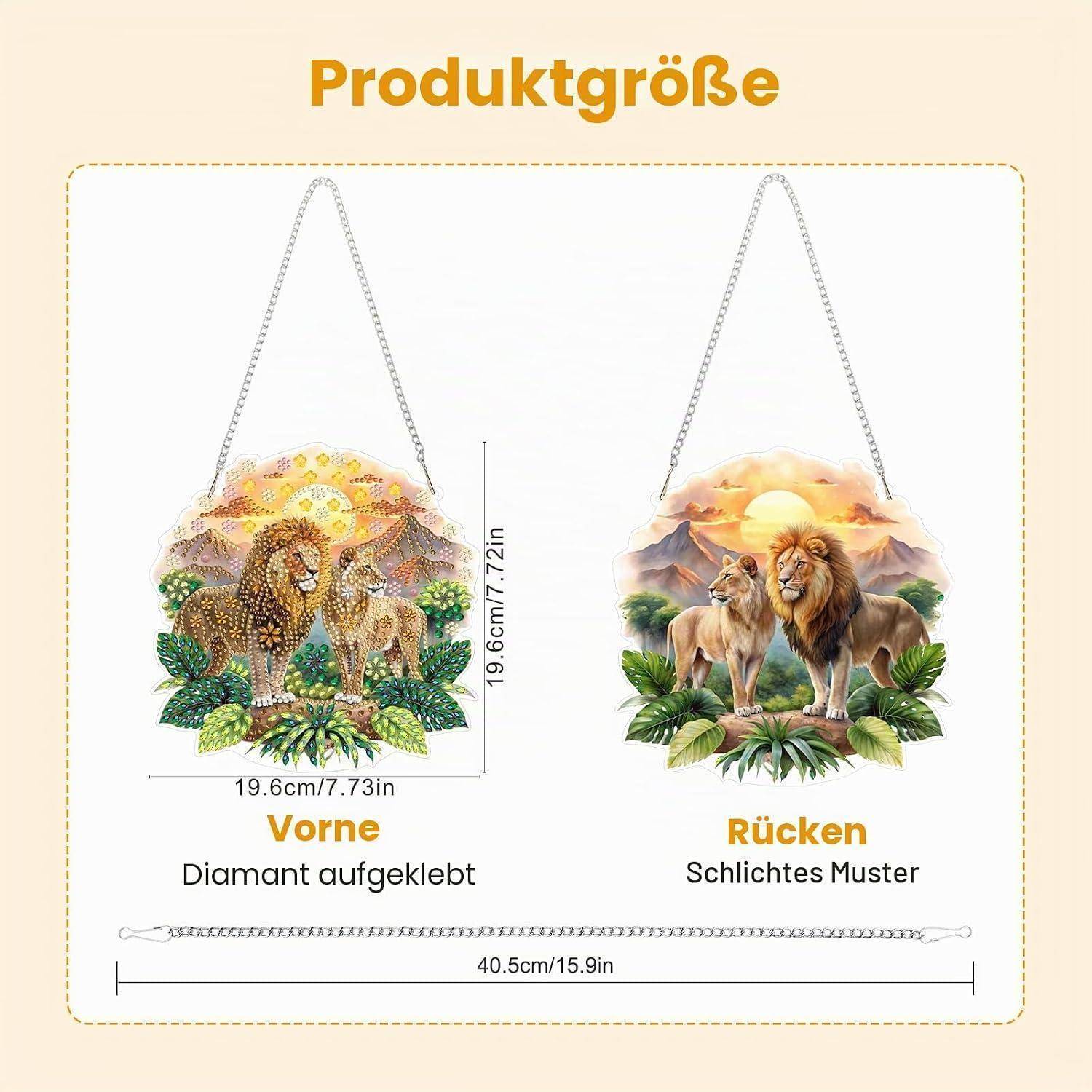 Produktgrößendiagramm für eine hängende Löwendekoration: Vorderseite mit Diamantmuster und Rückseite mit einfachem Design, 19,6 cm hoch und 40,5 cm breit.