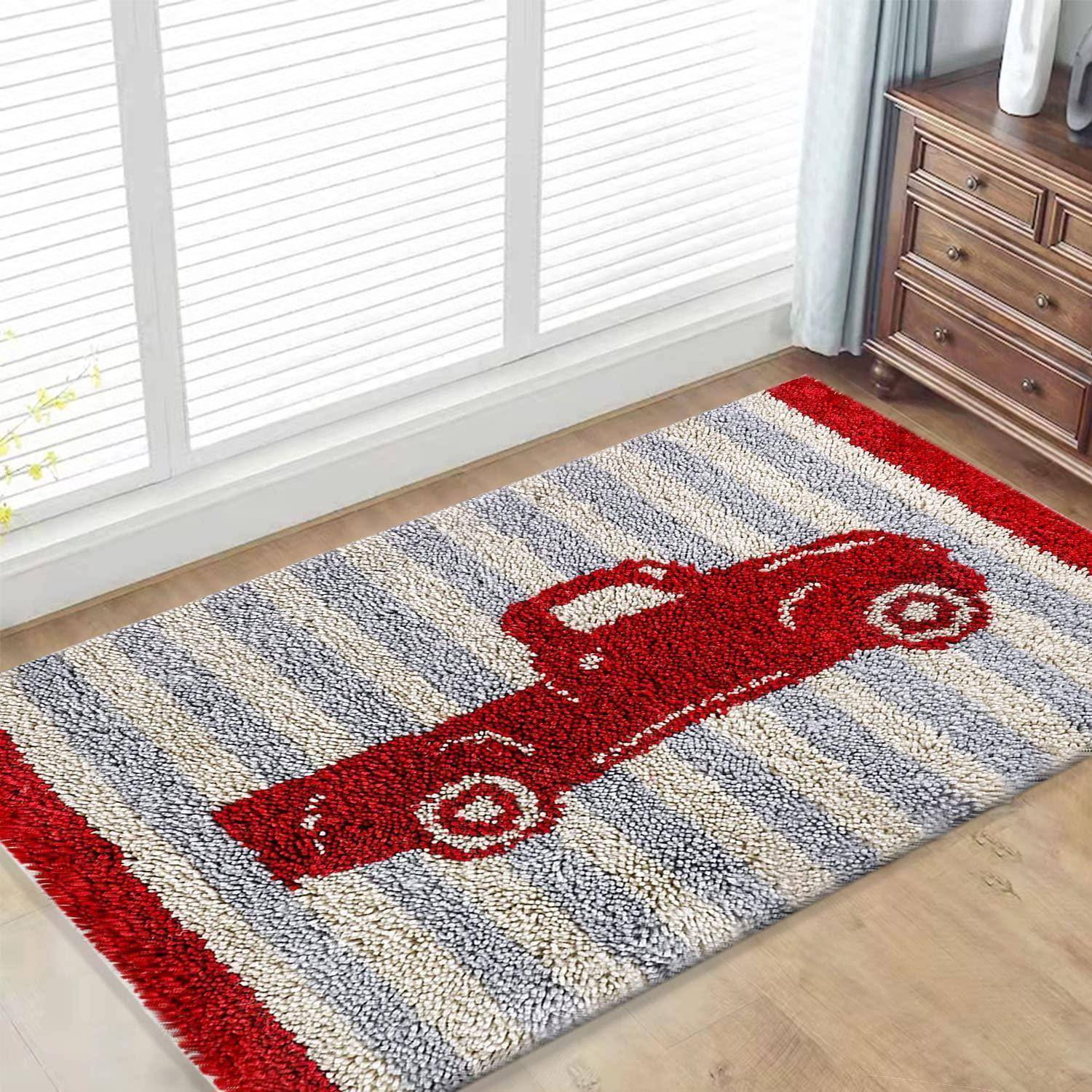 Roter, autoförmiger Teppich mit gestreiftem Hintergrund in einem sonnigen Schlafzimmer neben einer Kommode und Fensterjalousien.