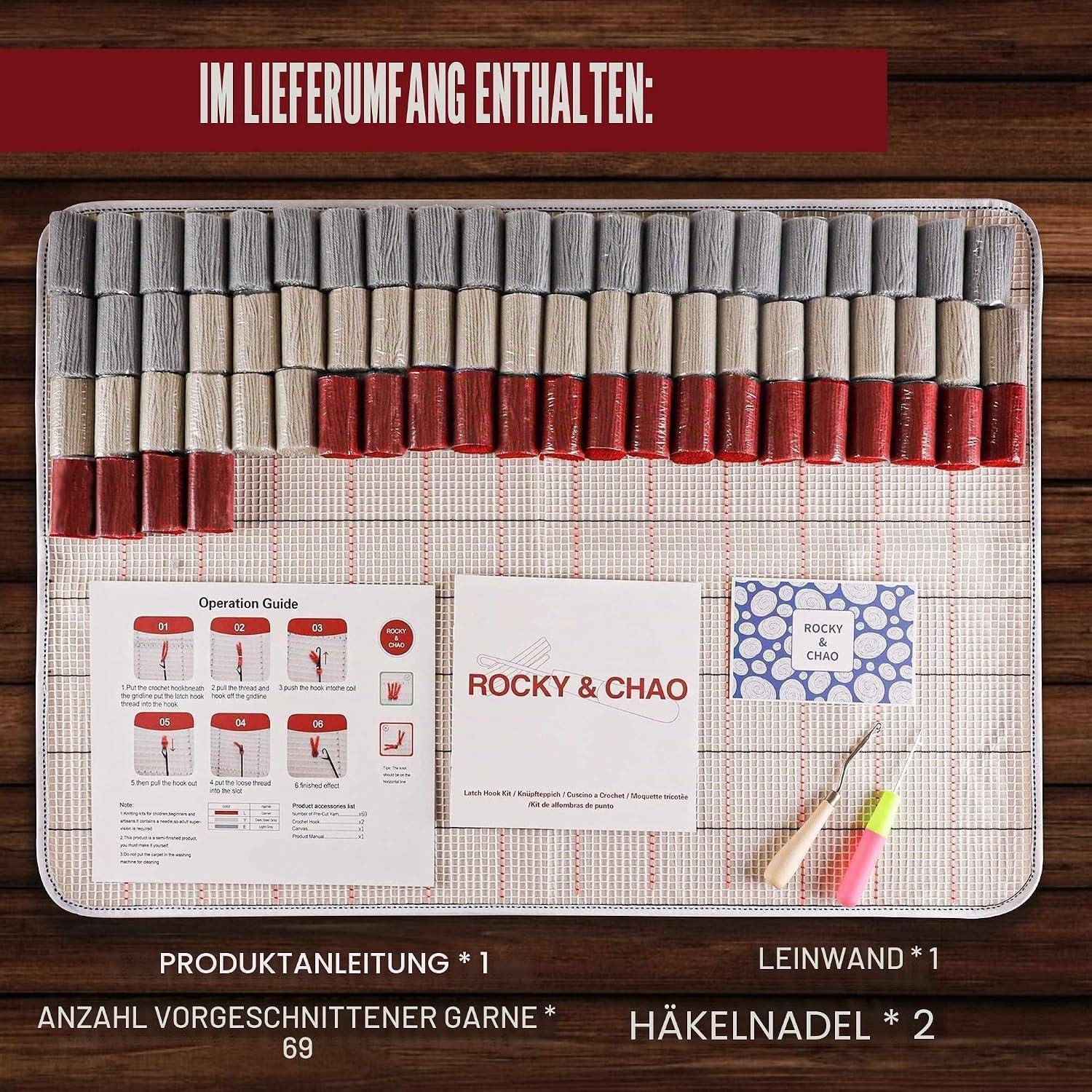 Inhalte des Häkelsets, ausgelegt in einem Tablett: vorgefertigte Garnbündel, zwei Häkelhaken, eine Anleitung und ein „Rocky & Chao