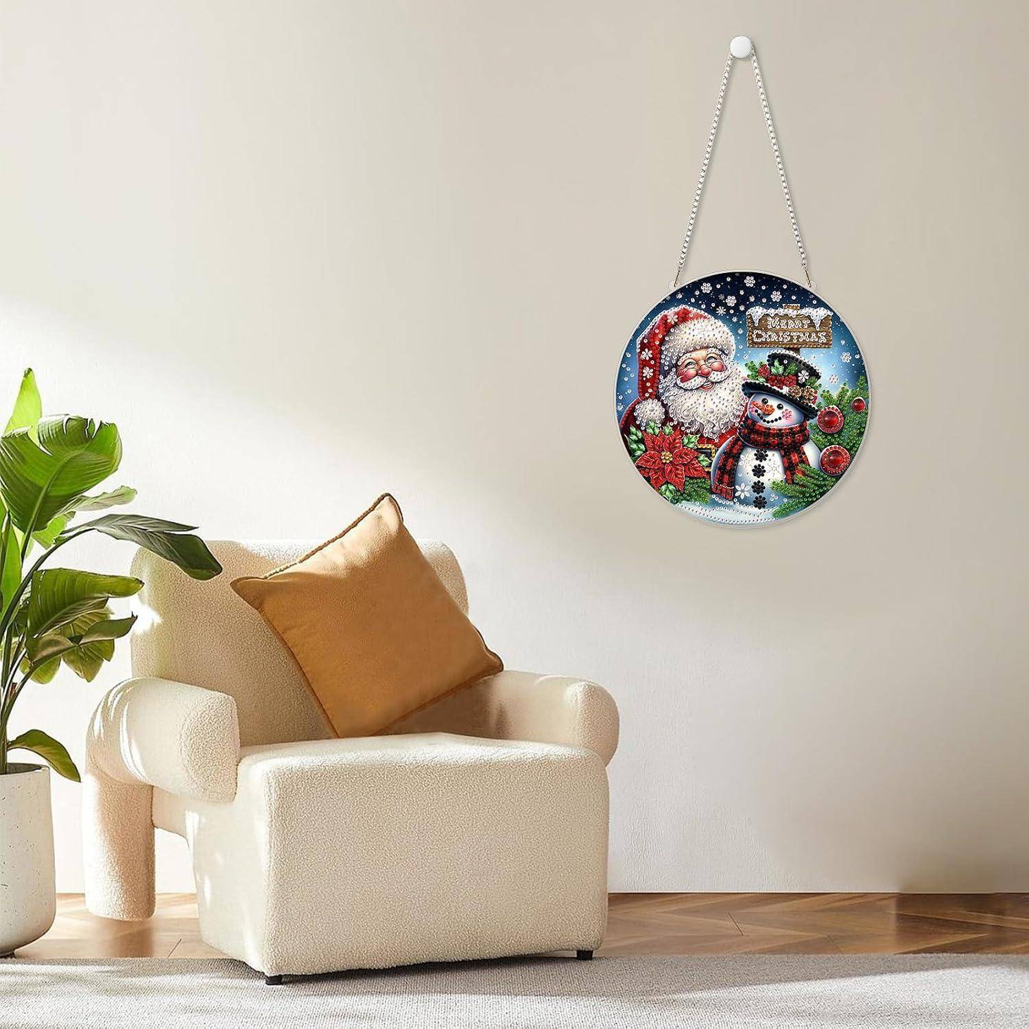 Wohnzimmer mit cremefarbenem Sessel und Pflanze; runde hängende Weihnachtsdekoration mit dem Weihnachtsmann, einem Schneemann und der Aufschrift „Frohe Weihnachten