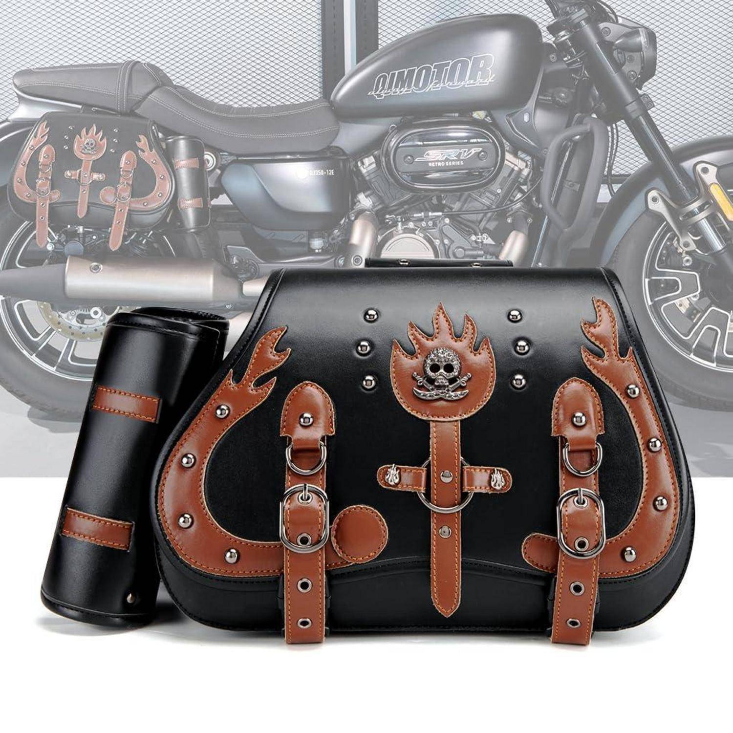Schwarz-braune Motorrad-Satteltasche mit Flammen- und Totenkopf-Design, gezeigt mit einer passenden zylindrischen Werkzeugtasche vor einem Motorrad.
