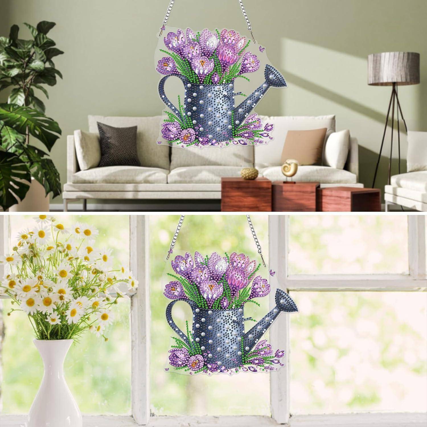 Zwei Bilder zeigen einen Blumenstrauß aus violetten Blumen in einer metallenen Gießkannenwandhalterung, die in einem Wohnzimmer und neben einem Fenster neben einer weißen Vase mit gelben Gänseblümchen angezeigt wird.