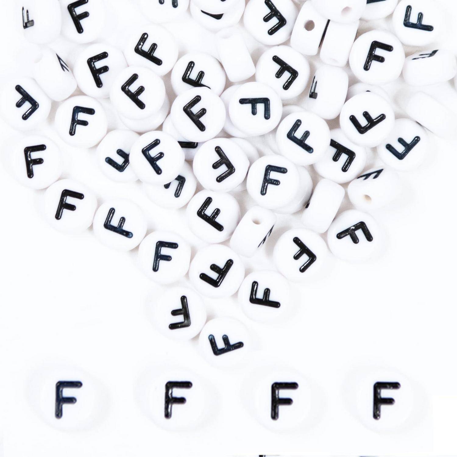 Weiße Buchstabenkugeln mit schwarzen „F