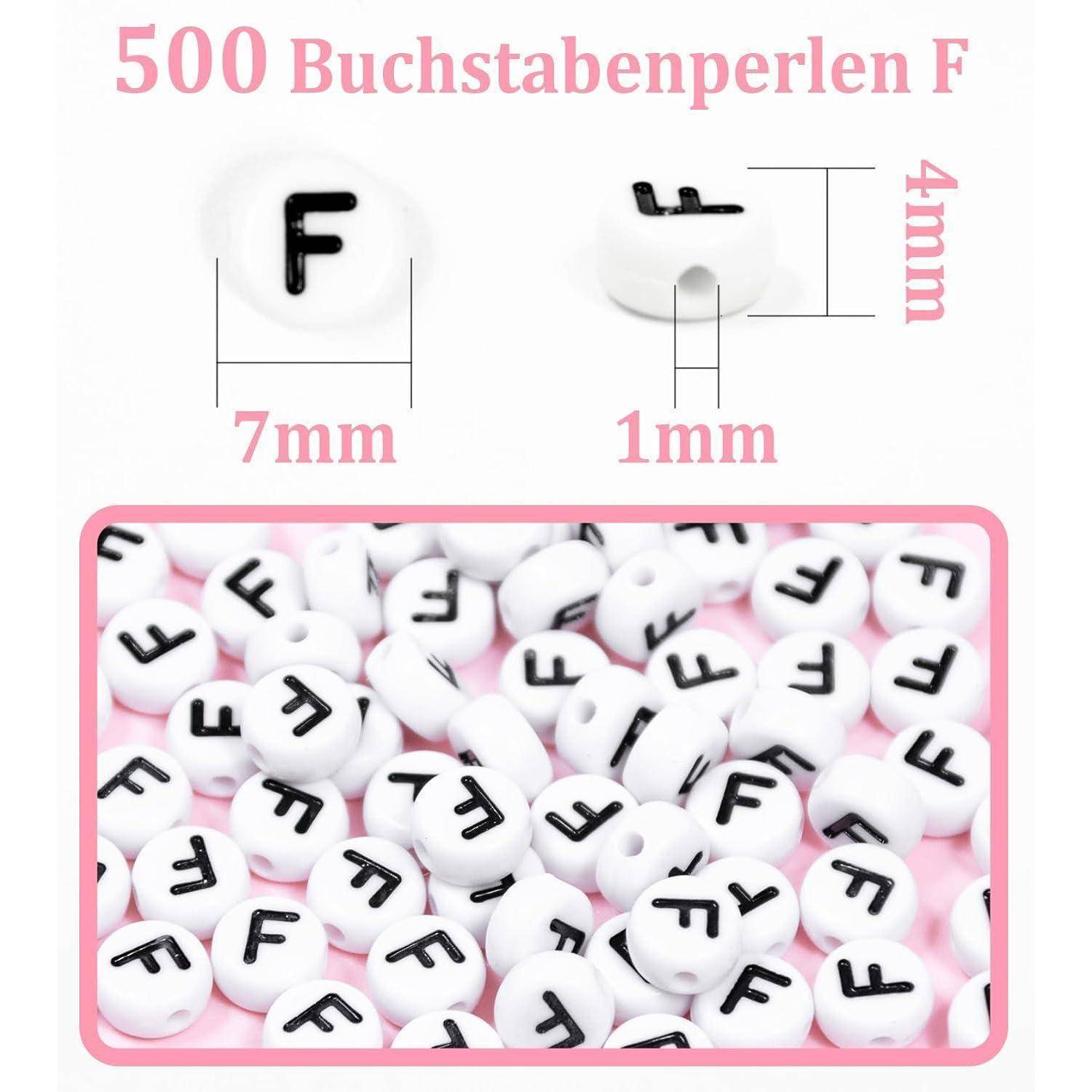Weiße runde Perlen mit schwarzem Buchstaben F, gekennzeichnet als „500 Buchstabenperlen F