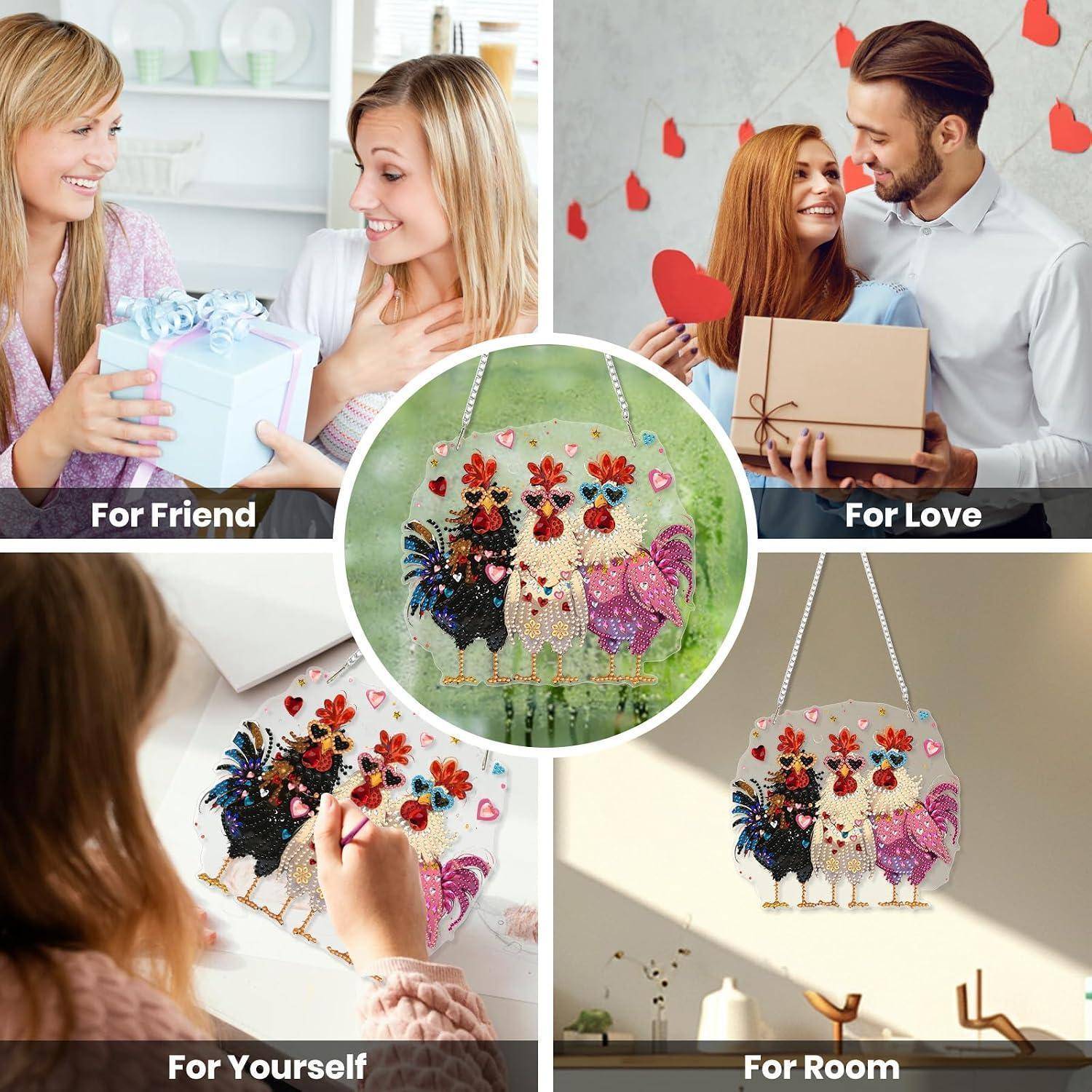 Collage zeigt eine Wandbehang im Hahn-Design mit Perlen als Geschenk für einen Freund, einen geliebten Menschen, sich selbst oder als Raumdekoration.