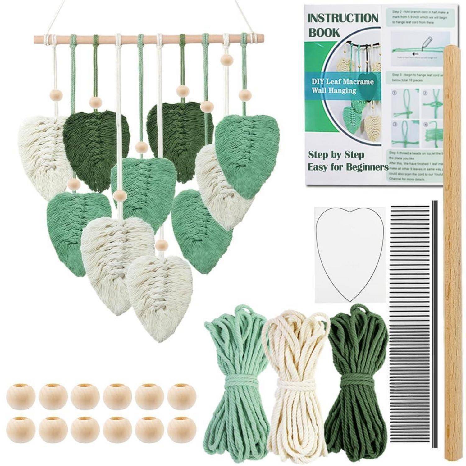Makramee-Wandbehang-Set mit blattförmigen Garnstücken, Holzperlen und Holzstab, plus Anleitungsbuch, Muster, Kamm und Schnüren in Grün, Creme und natur Holz.