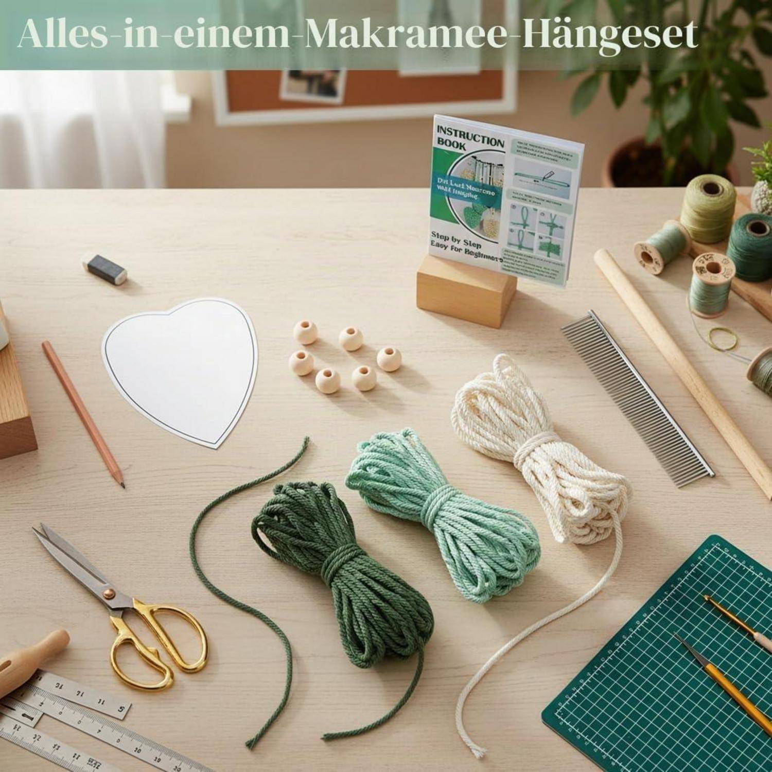 Macramé-Set auf einer Arbeitsfläche mit Herzform-Muster, Schnüren, Schere, Kamm, Perlen und Anleitungsheft; der Titel lautet „Alles in einem Makramee-Hängeset