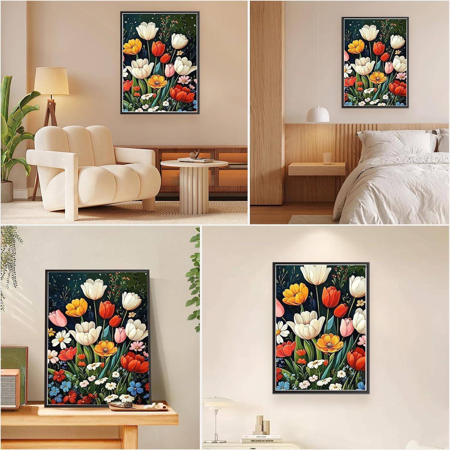 Ein gerahmtes Blumengemälde mit farbenfrohen Tulpen wird in vier verschiedenen Raumeinrichtungen gezeigt und demonstriert, wie das Kunstwerk in der Wohnungsdekoration aussieht.