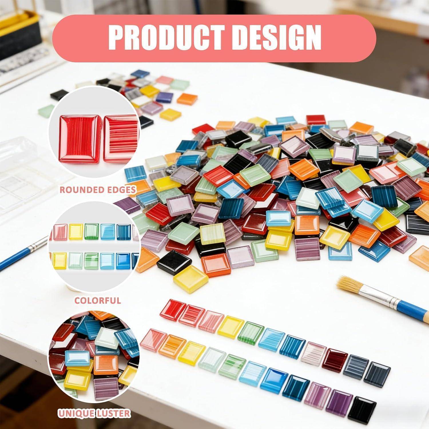 Produktdesign-Konzept mit farbenfrohen quadratischen Fliesenmustern mit abgerundeten Kanten und glänzender Oberfläche, angeordnet in Reihen und Stapeln auf einem weißen Tisch.