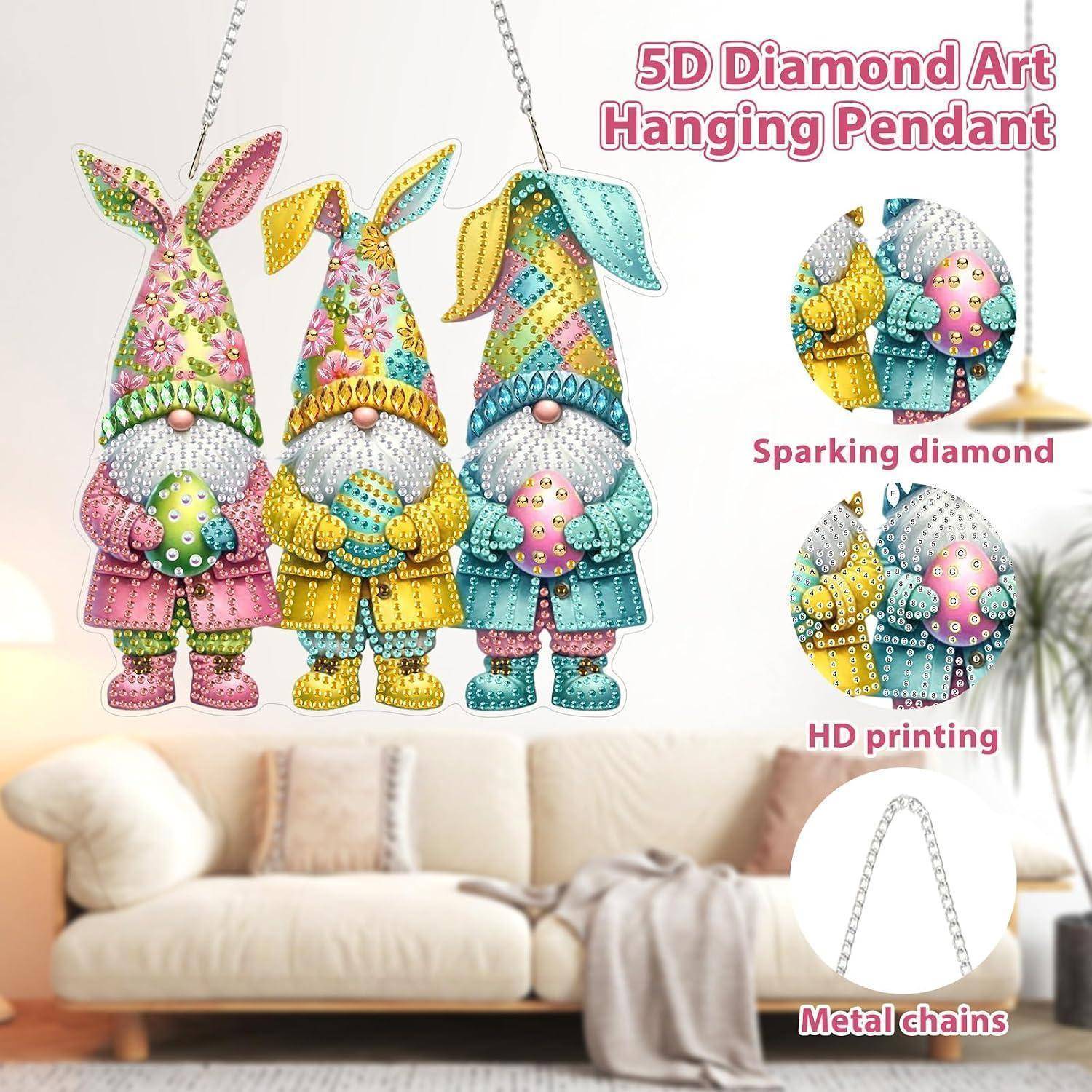 Werbebild von drei bunten 5D-Diamantkunst-Hängependant-Gnom mit Metallketten, angebracht über einem Sofa, mit detaillierten Nahaufnahmen und dem Text „5D Diamond Art Hanging Pendant