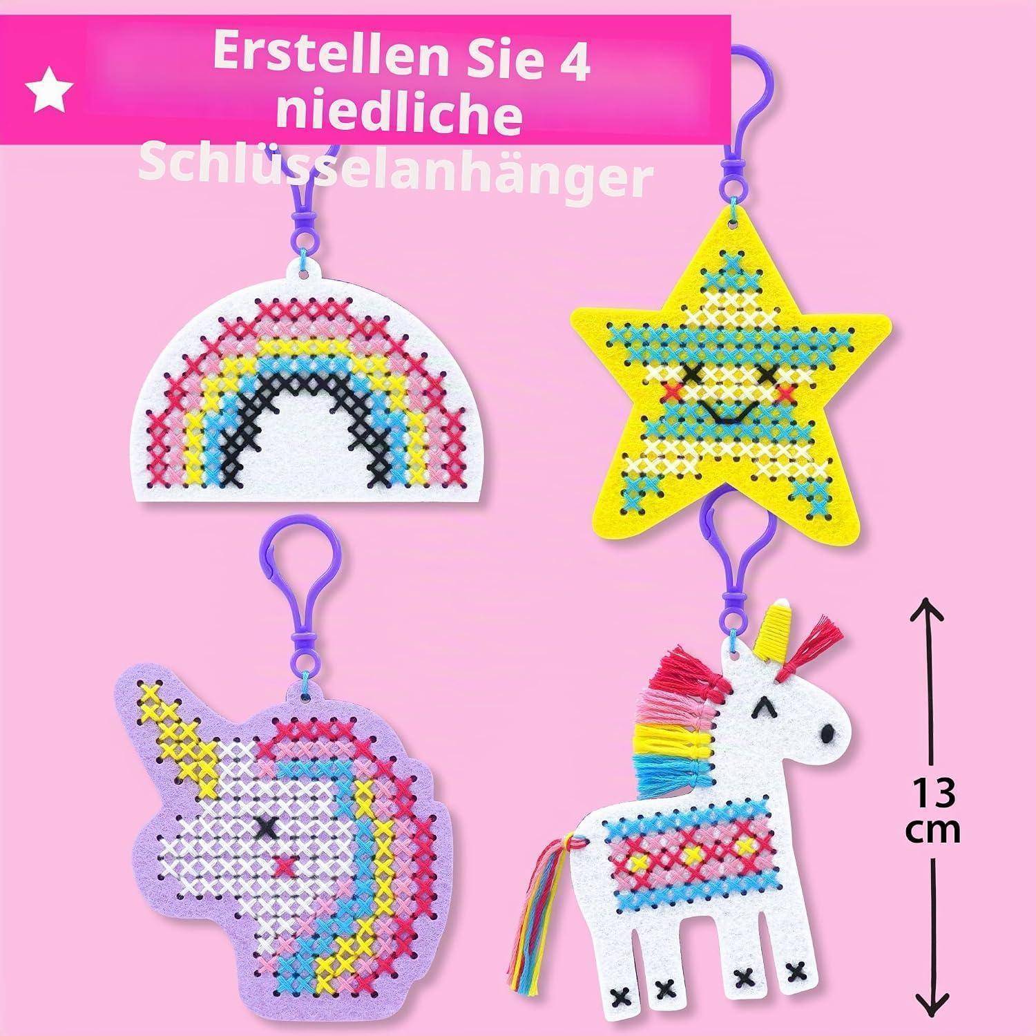 Anleitungsbild mit 4 Kreuzstich-Schlüsselanhänger-Handwerk: ein Regenbogen, ein Stern, ein Einhorn und ein Pferd, jeweils mit einem violetten Schlüsselring; beschriftet 13 cm hoch.