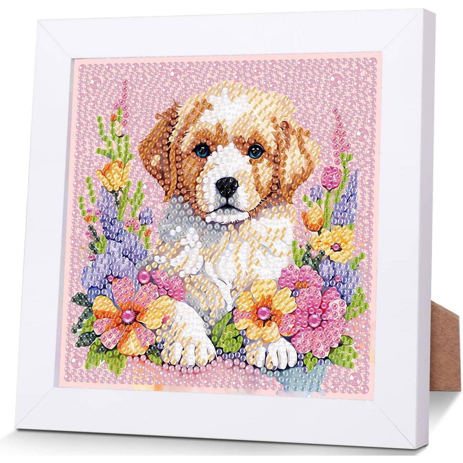 Diamantmalerei mit Rahmen eines Welpen, umgeben von bunten Blumen auf rosa Hintergrund.