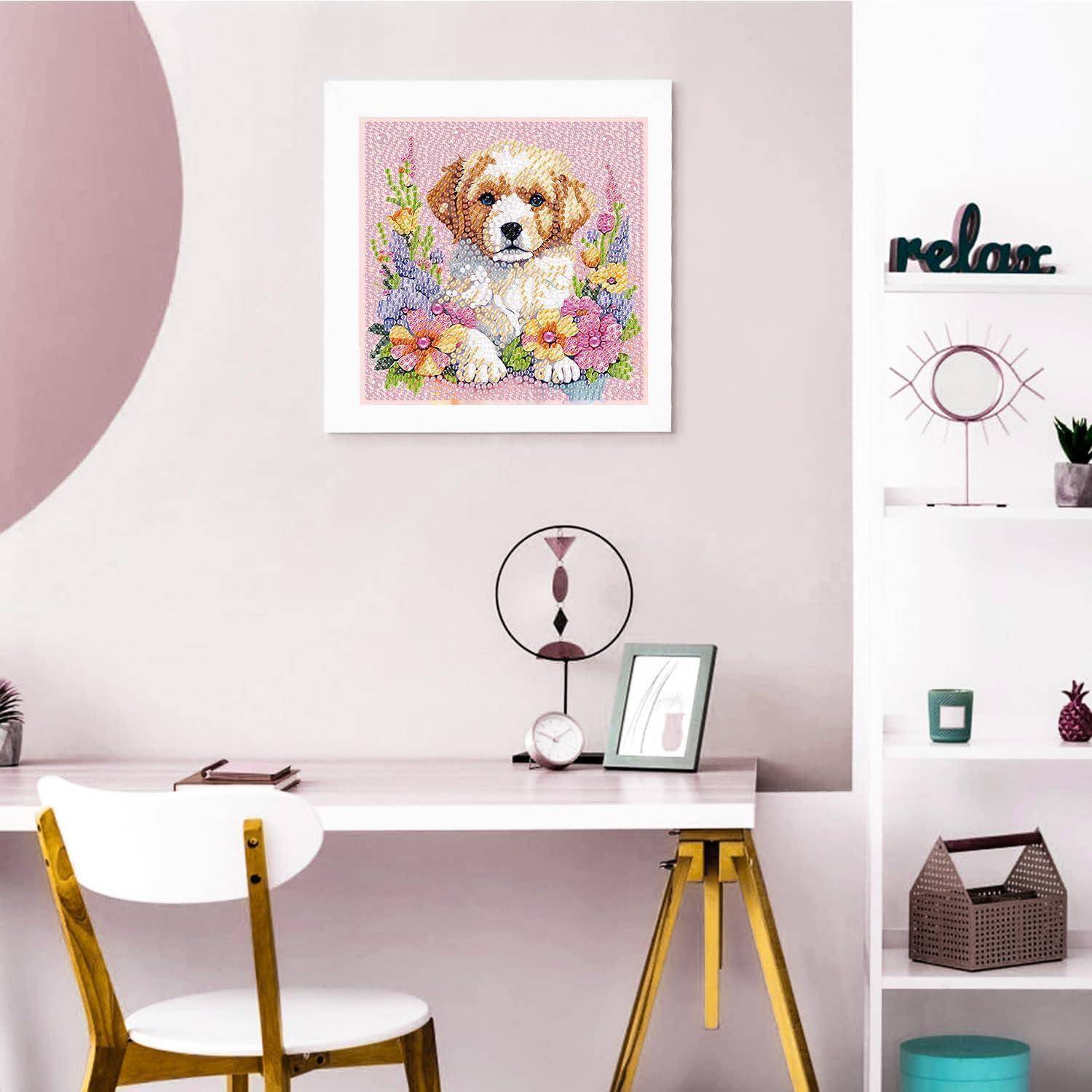 Ein pastellfarbenes Heimbüro mit einem weißen Schreibtisch und Stuhl, einem gerahmten Hundewelpen-Kunstwerk an der Wand und Regalen mit Dekorationen, einschließlich eines 