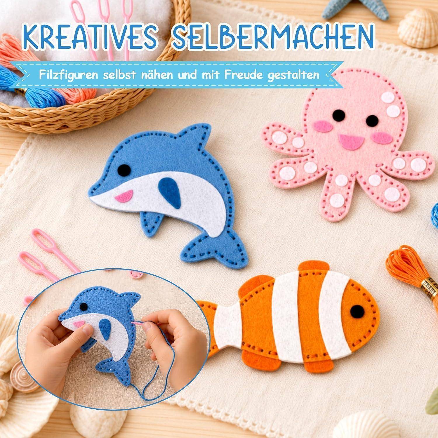 Filztierfiguren selbst herstellen; das Bild zeigt einen Delphin, eine Krake und einen Fisch aus Filz, mit einer Hand, die den Delphin näht.