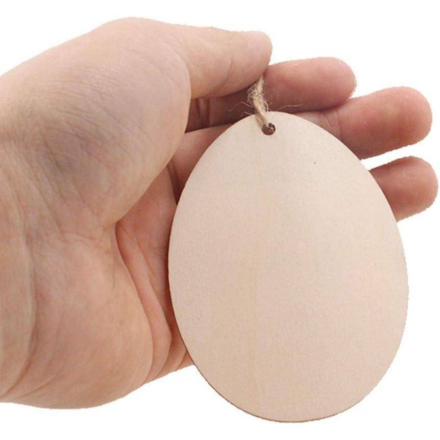 Hand hält ein einfaches ovales Holzschild mit einem Loch und einer Schnur, shown gegen einen weißen Hintergrund.