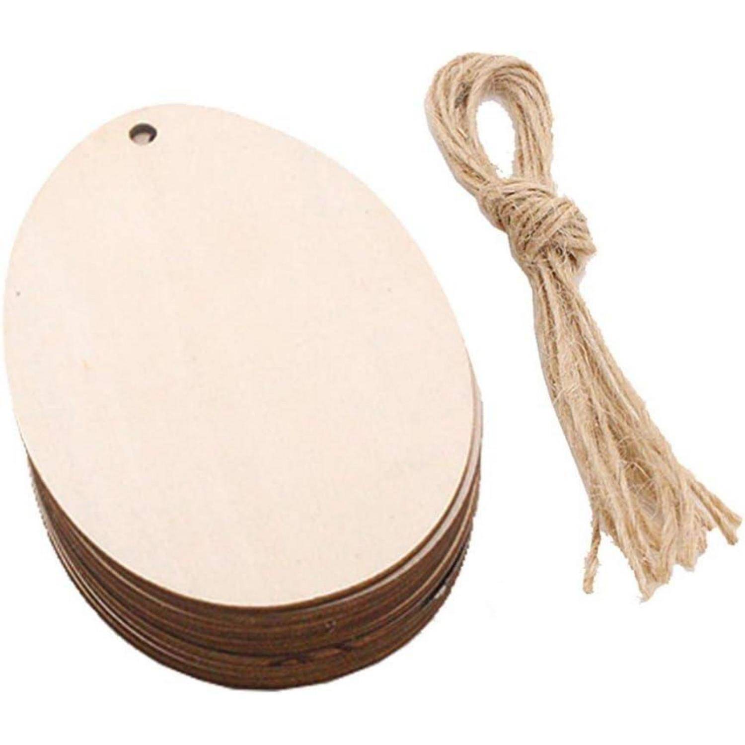 Stapel leerer ovaler Papiertags mit Loch und ein Bündel Schnur zum Beschriften oder als Geschenkanhänger.