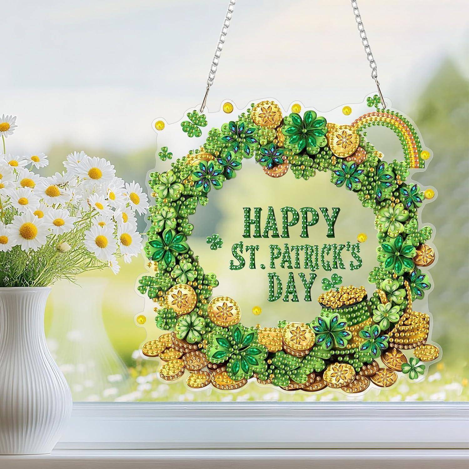 Dekoration eines St.-Patrick's-Day-Kranzes mit grünen Kleeblättern und goldenen Akzenten mit der Aufschrift „HAPPY ST. PATRICK'S DAY