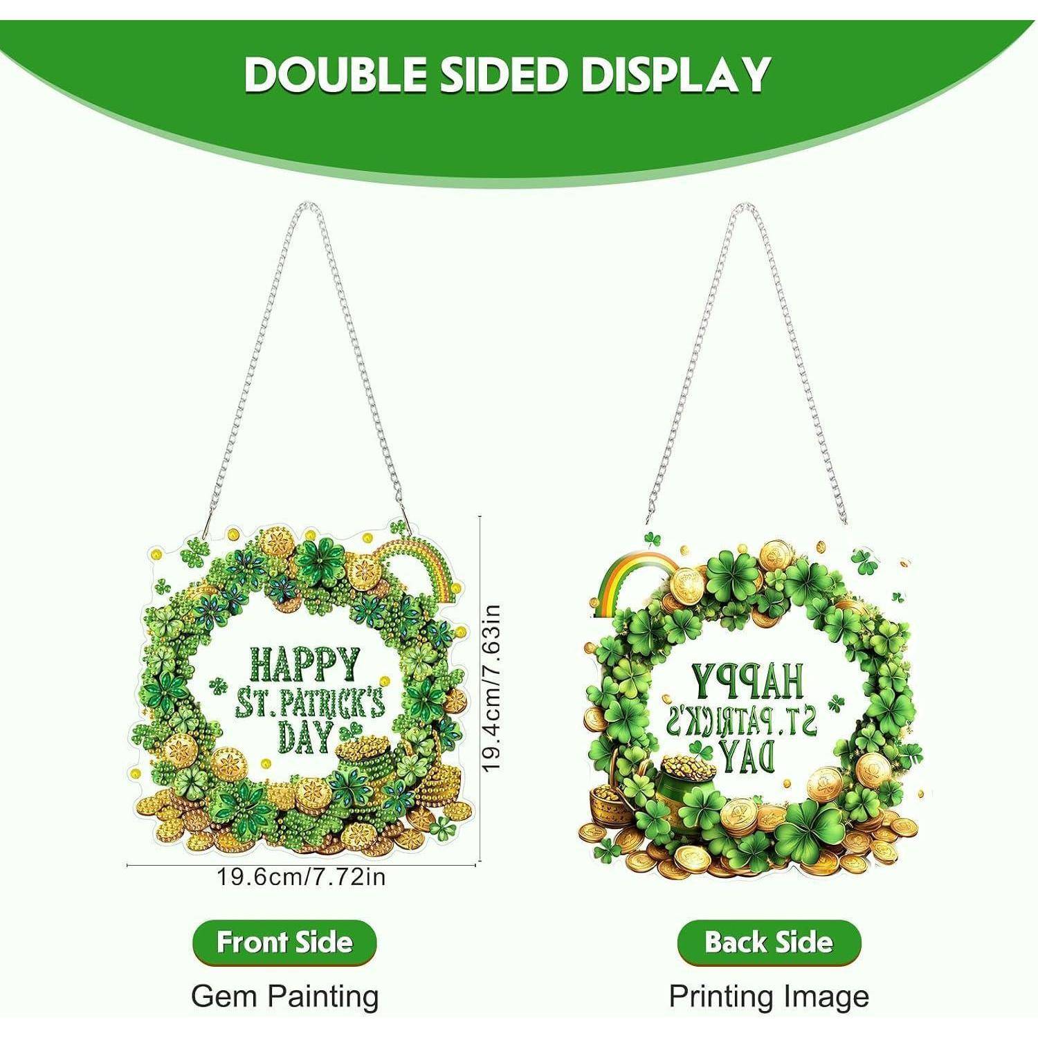 Bewerbungsgrafik, die ein doppelseitiges Türschild zum St. Patrick's Day zeigt: Vorderseite Edelsteinmalerei, Rückseite gedrucktes Bild, mit Abmessungen von 19,6 cm x 19,4 cm.