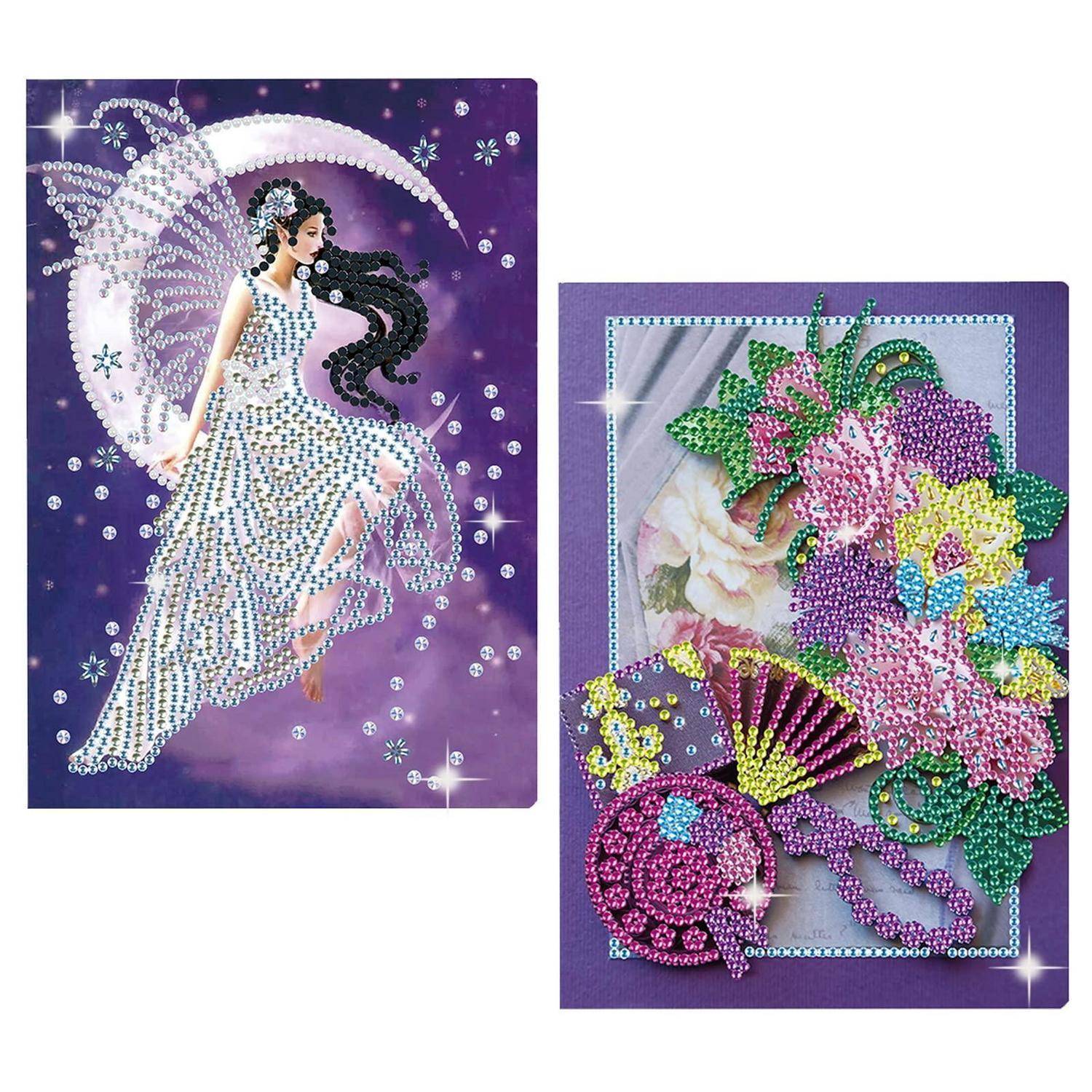 Zwei Strass-Diamantmalerei-Designs: eine geschmückte Frau in einem weißen Kleid auf violettem Hintergrund und ein buntes Blumenarrangement mit einem dekorativen Handspiel.