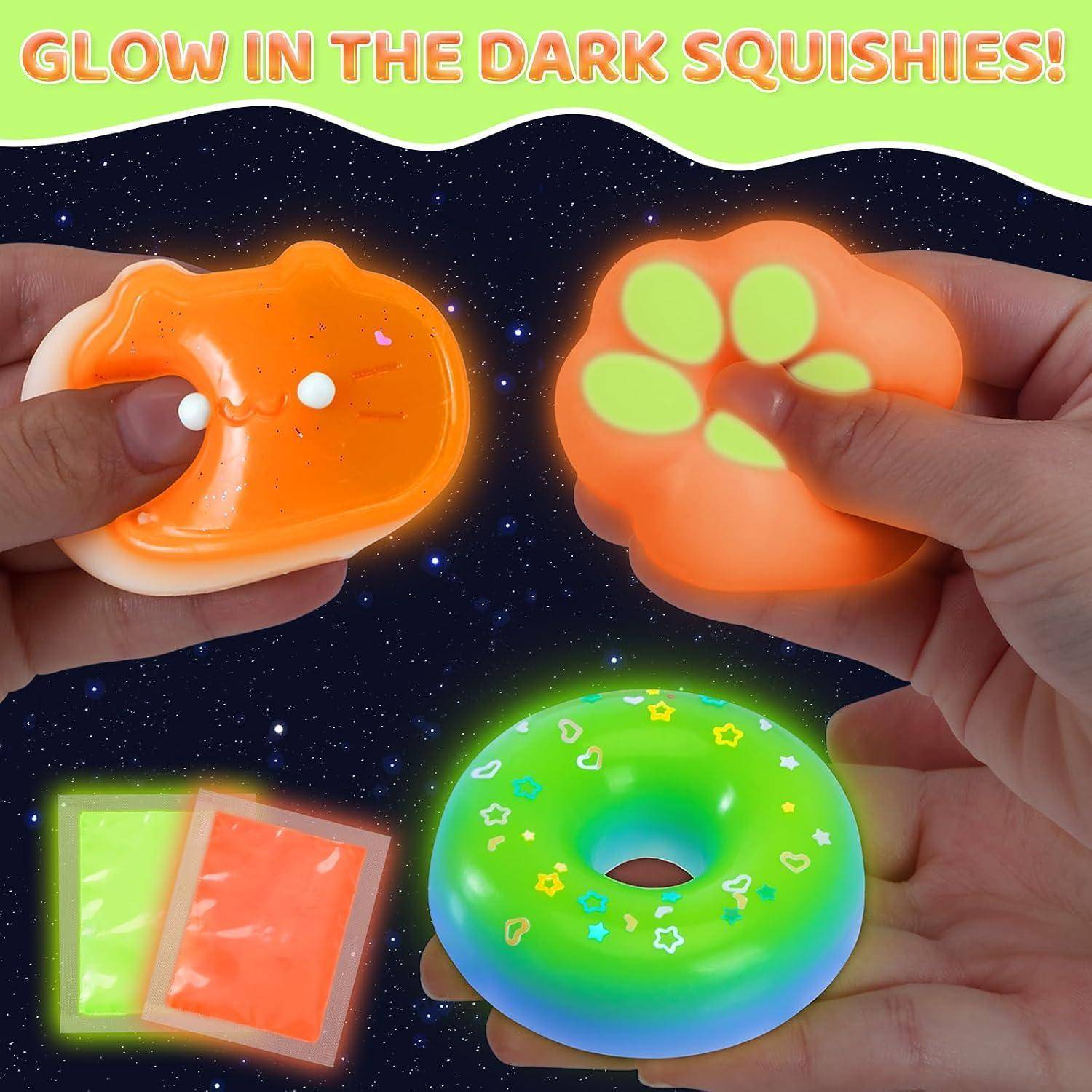 Hände, die leuchtenden orangefarbenen Schleim quetschen, ein neon-Pfotendruck-Quetschie, zwei leuchtende Karten und ein grünes, donutförmiges Spielzeug unter dem Text „GLOW IN THE DARK SQUISHIES!