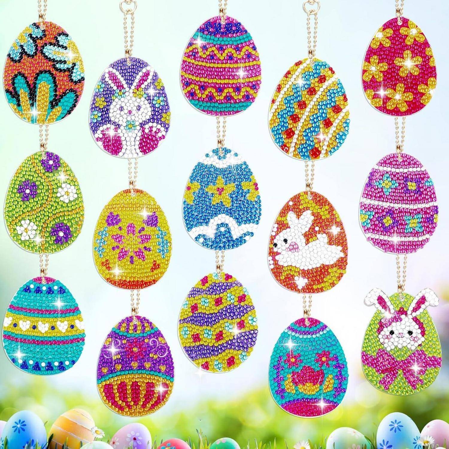 Bunte perlenbesetzte Ostereier-Ornamente mit Hasen, Blumen und Sternen hängen in Reihen über einem Korb bemalter Eier.