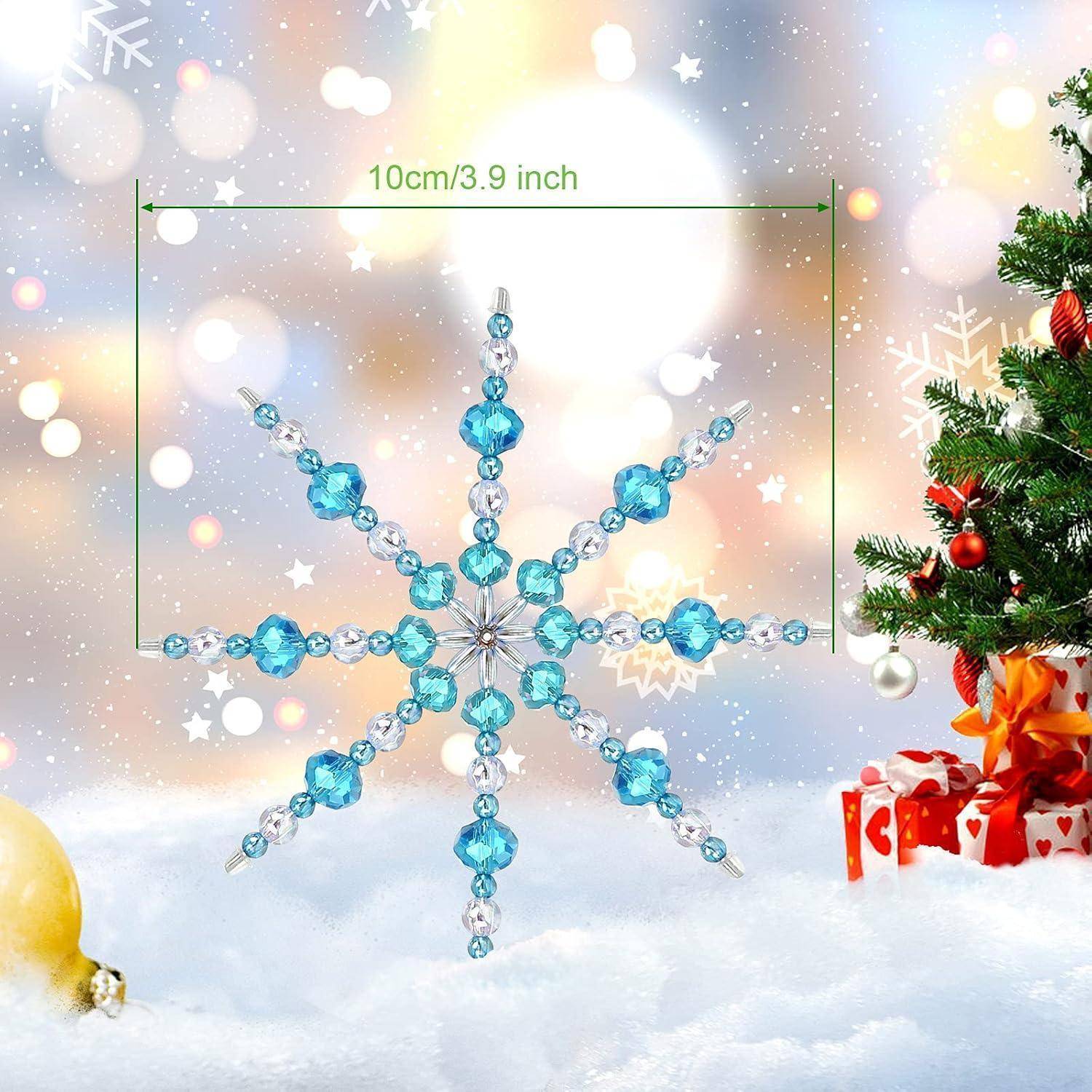 Blau-silberner Schneeflocken-Christbaumschmuck aus Perlen, 10 cm breit, präsentiert in einer festlichen Weihnachtsszene.