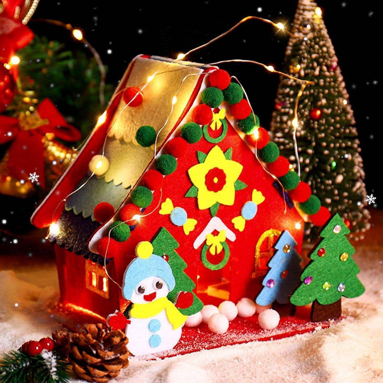 Dekoriertes lebkuchenartiges Weihnachtshaus mit Lichtern, Bommel-Girlanden und einem Schneemann sowie Baumornamen in einer verschneiten festlichen Umgebung.