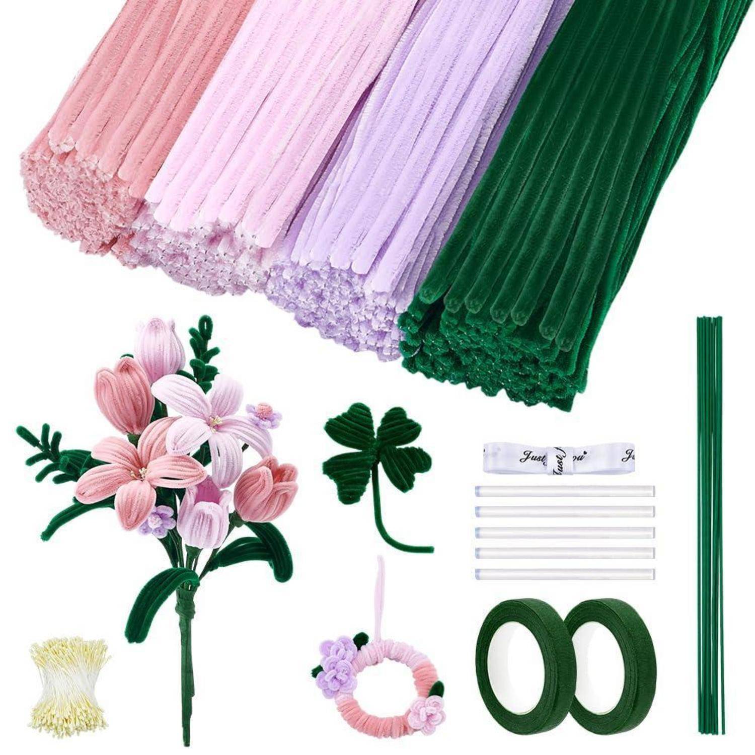 Assortierte Blumenstiel-Bastelmaterialien in Rosa, Lavendel und Grün, einschließlich Pfeifenreiniger, Blumenstiele, Band, Gummibänder und ein kleiner Blumenstrauß.