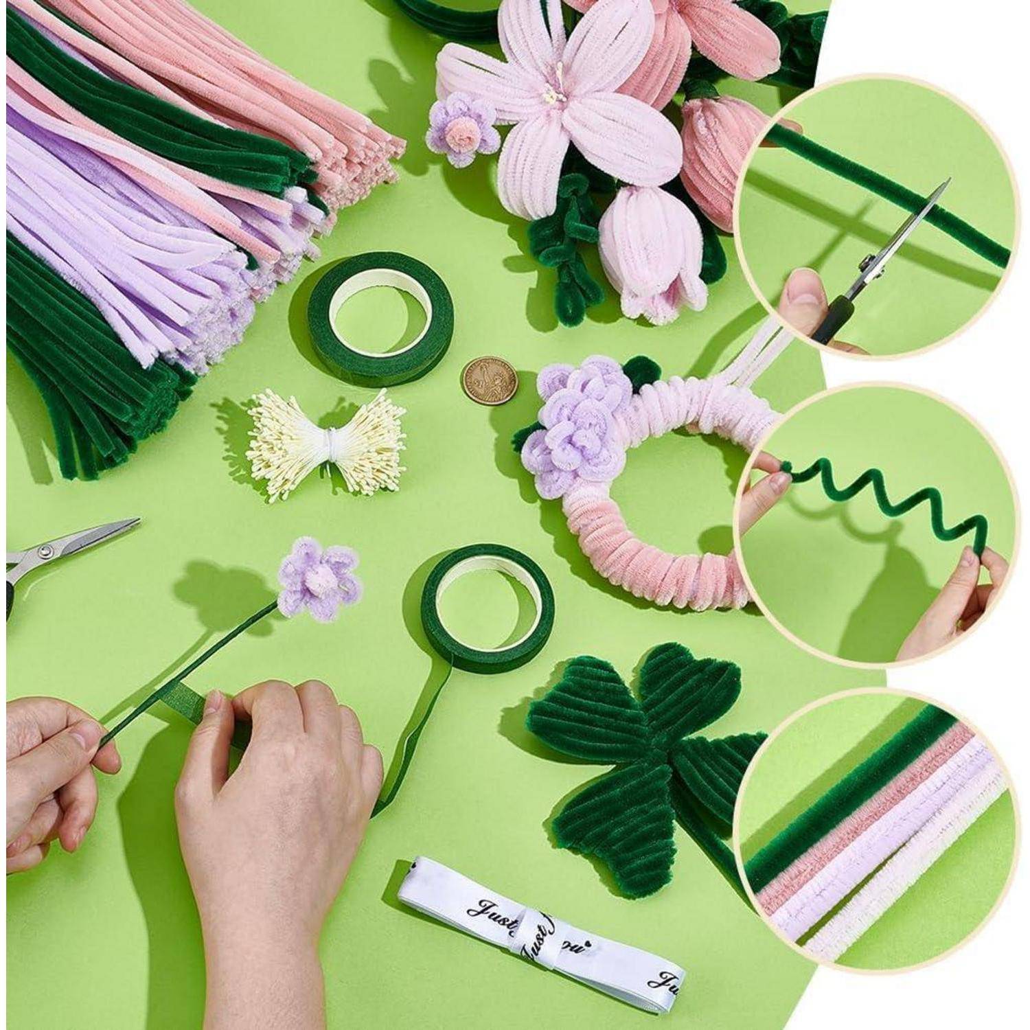 Hände montieren ein Blumenhandwerk aus pastellfarbenen Pfeifenreinigern, Klebeband und Schere auf einer grünen Oberfläche, mit Nahaufnahmen, die Bieg- und Wickelschritte zeigen.