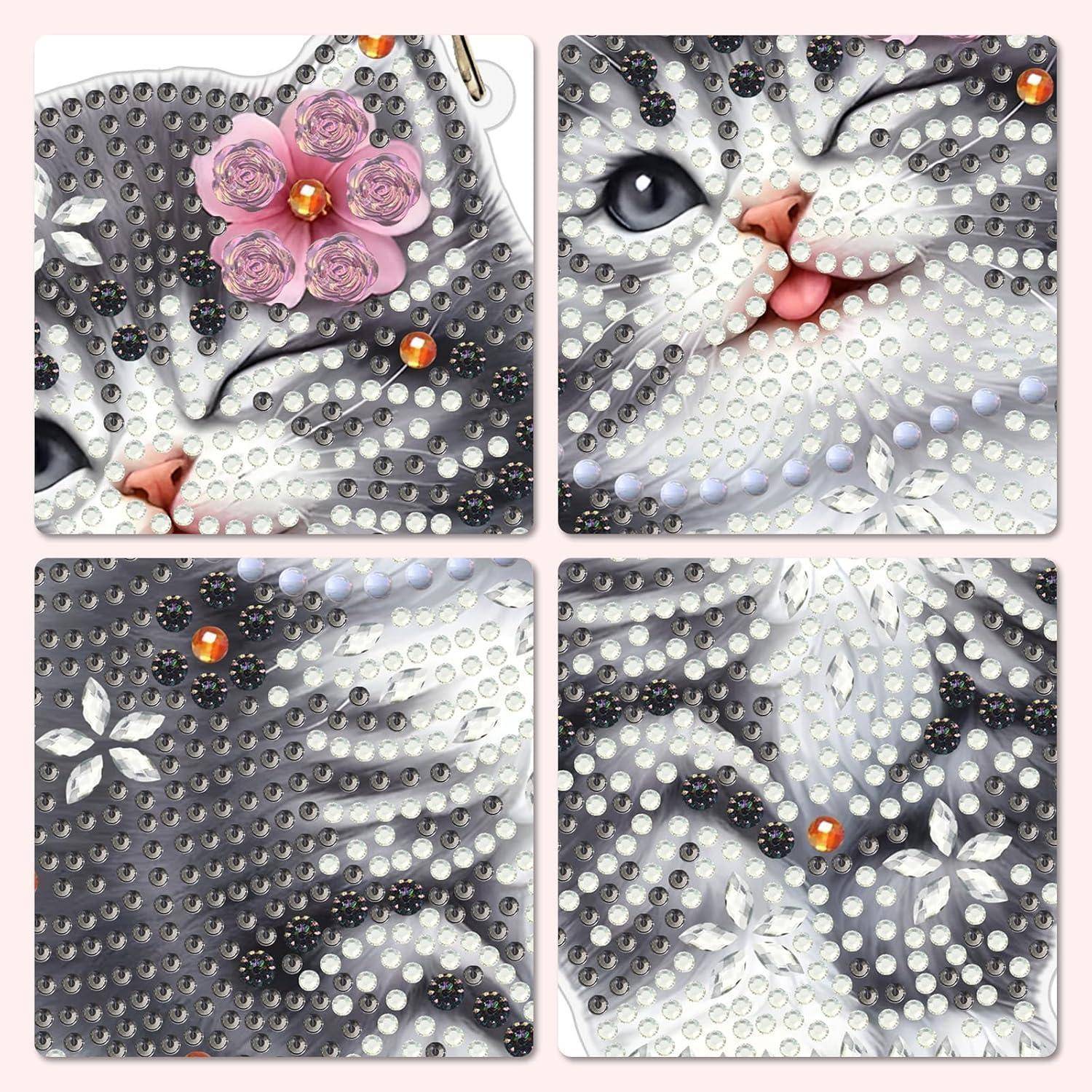 Vierpanel-Bild eines Katzengesichts aus Rhinesteinenen dargestellt, mit einer rosa Blumenakzent in einem Panel und Schwarz-Weiß-Mustervariationen in den anderen.