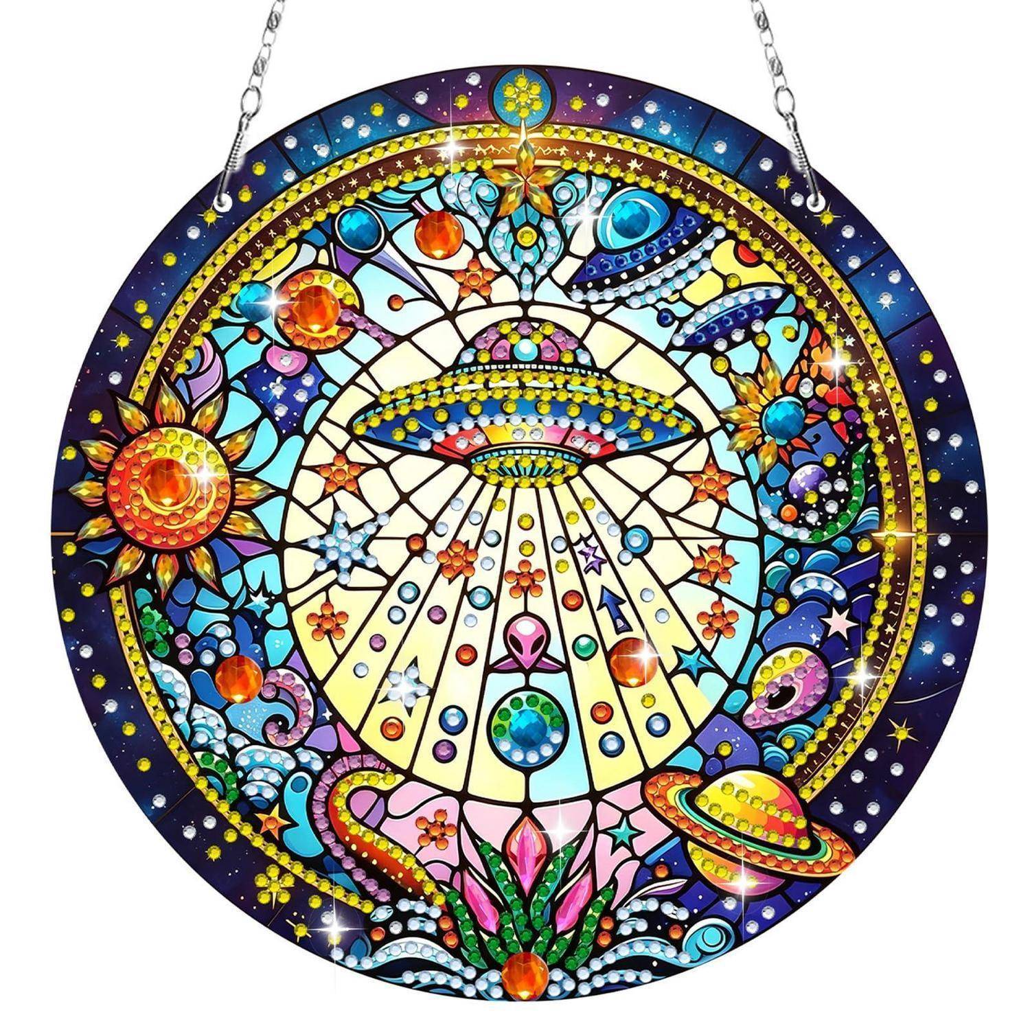 Buntes kreisförmiges Anhänger im Glasmalerei-Stil mit einem UFO, Planeten, Sternen und Blumen, der an silbernen Ketten hängt.