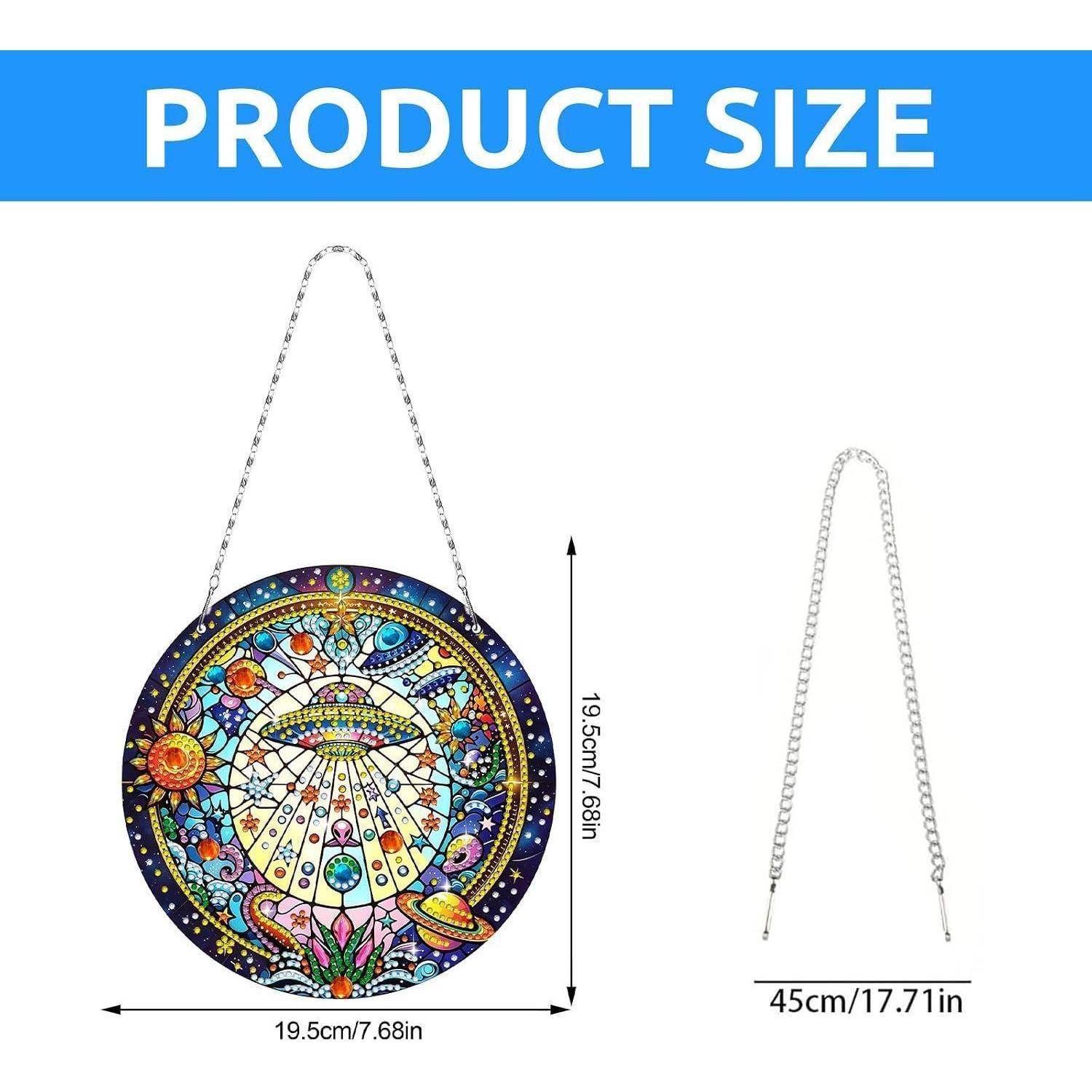 Größendiagramm des Produkts, das einen runden hängenden Sonnenfänger und seine Kette zeigt; der Artikel ist 19,5 cm (7,68 Zoll) breit und 19,5 cm (7,68 Zoll) hoch, mit einer Kettenlänge von 45 cm (17,71 Zoll).