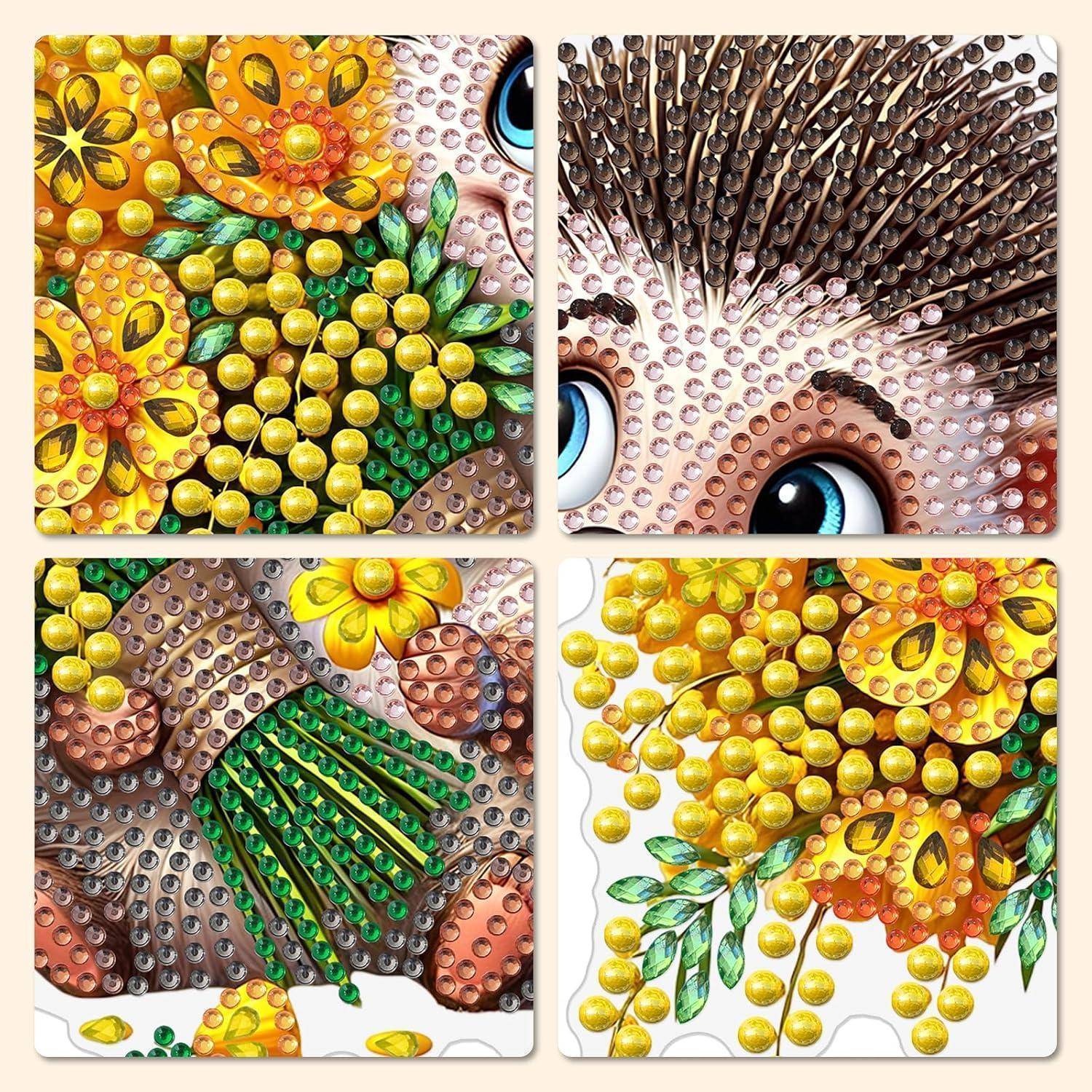 Vier perlenbestickte Kunsttafeln mit leuchtenden Blumen- und tierähnlichen Designs, einschließlich einer Nahaufnahme von stilisierten Augen und Haaren.