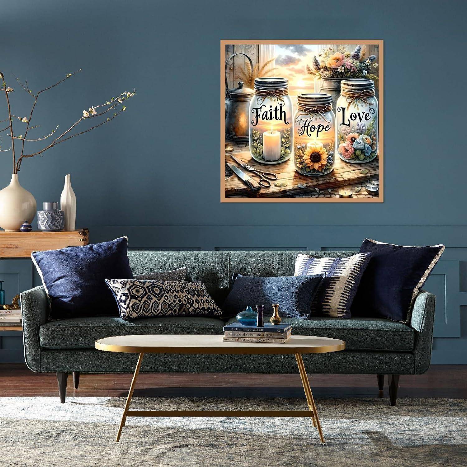 Modernes Wohnzimmer mit einem Sofa und Couchtisch unter einer Wandkunst mit drei Gläsern mit den Aufschriften „Glaube