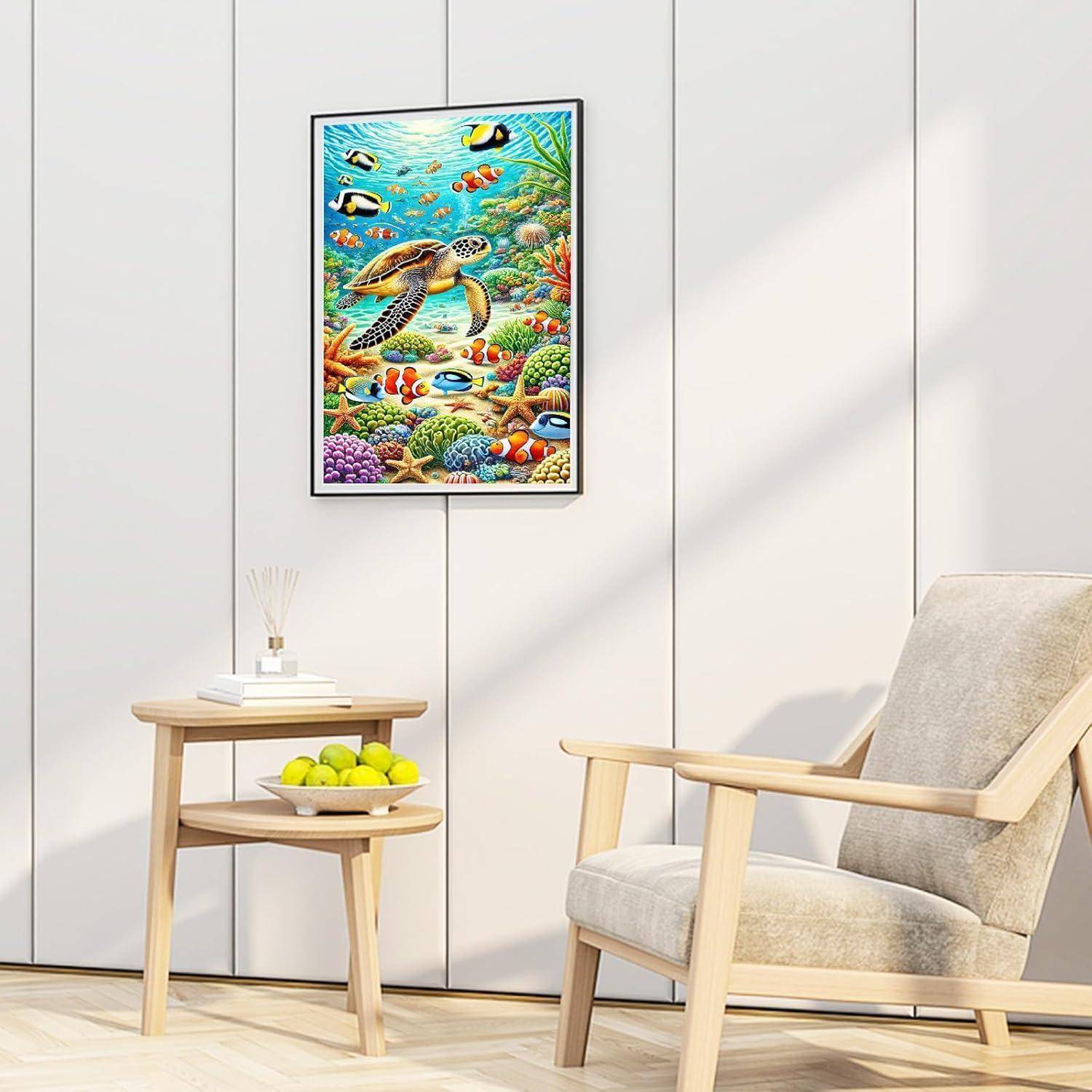 Ein gerahmter farbenfroher Kunstdruck mit einer Meeresschildkröte hängt über einem Beistelltisch und einem Sessel in einem minimalistischen Zimmer.