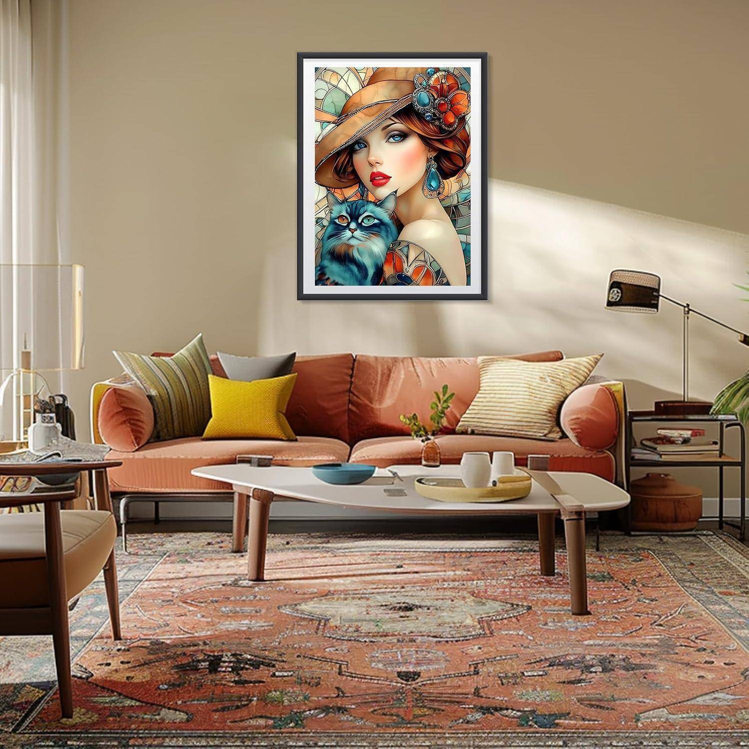 Gemütliches Wohnzimmer mit Pfirsich-farbenem Sofa, Couchtisch, Teppich und Wandkunst einer Frau, die eine Katze hält.
