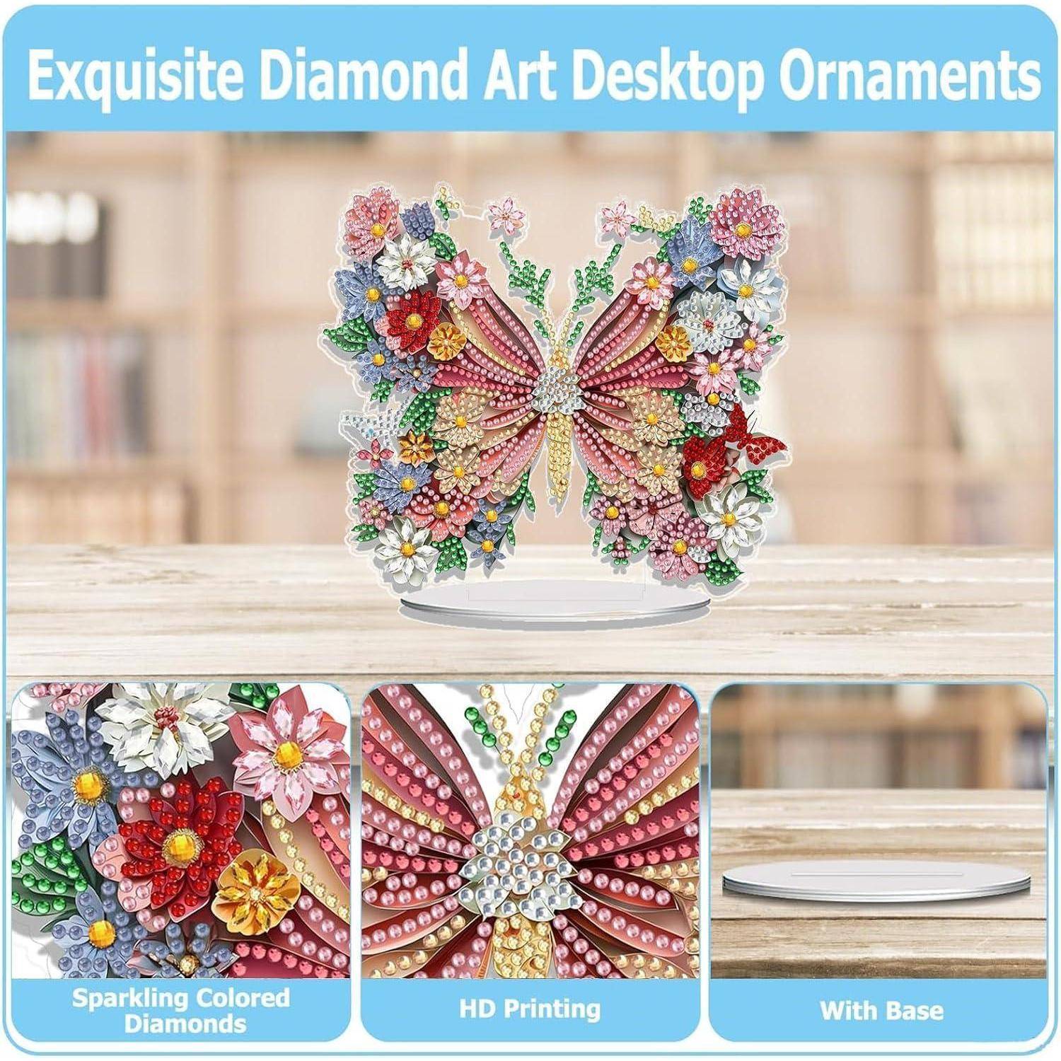 Farbenfrohe schmetterlingsförmige Diamant-Kunsttisch-Ornament auf einem Sockel displayiert, mit Nahaufnahmen, die funkelnde farbige Diamanten und gedruckte Details hervorheben.