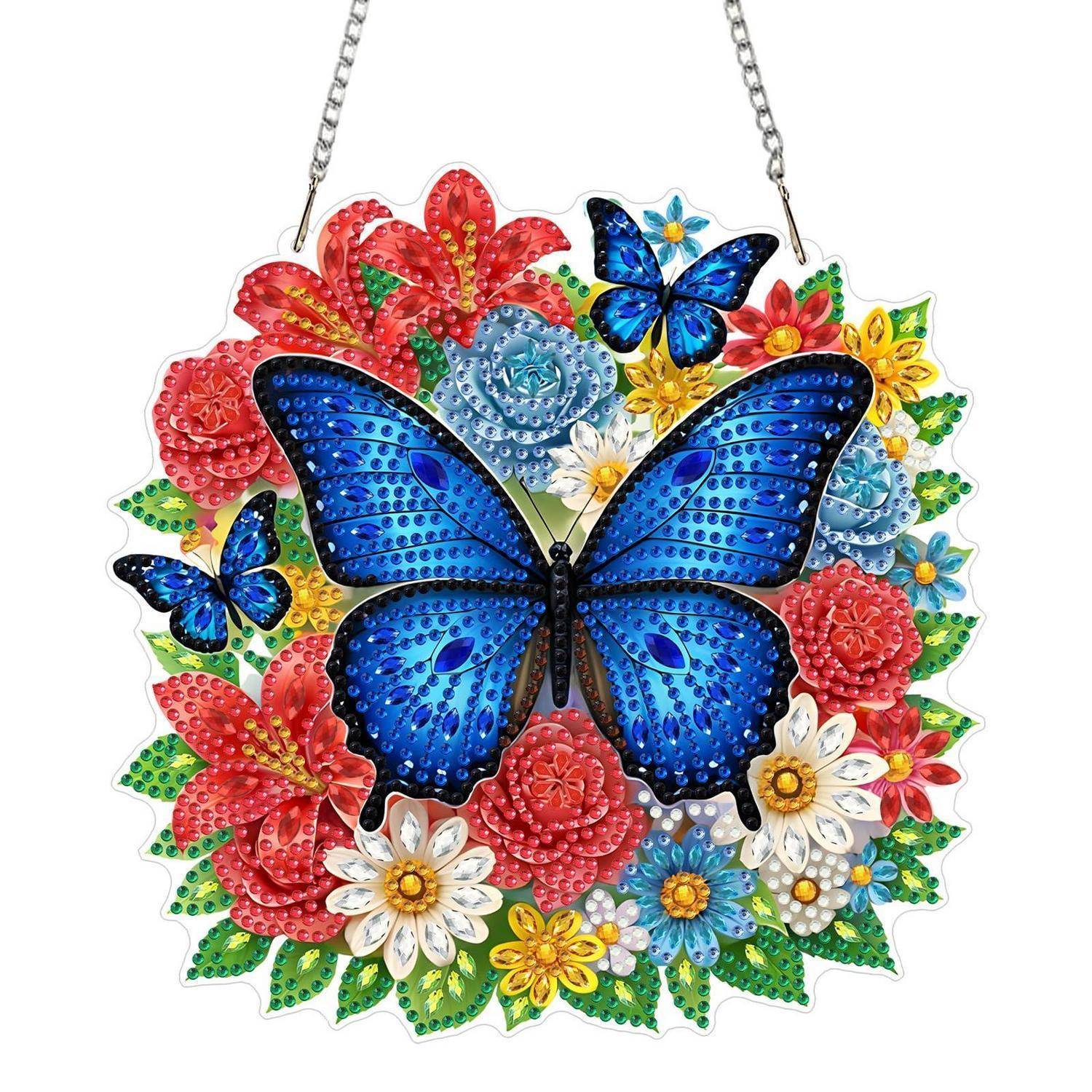 Blaue Schmetterlingsbrosche an der Wand mit Kette, umgeben von farbenfrohen Blumen und kleineren Schmetterlingen in einem kreisförmigen Dekorationsdesign.