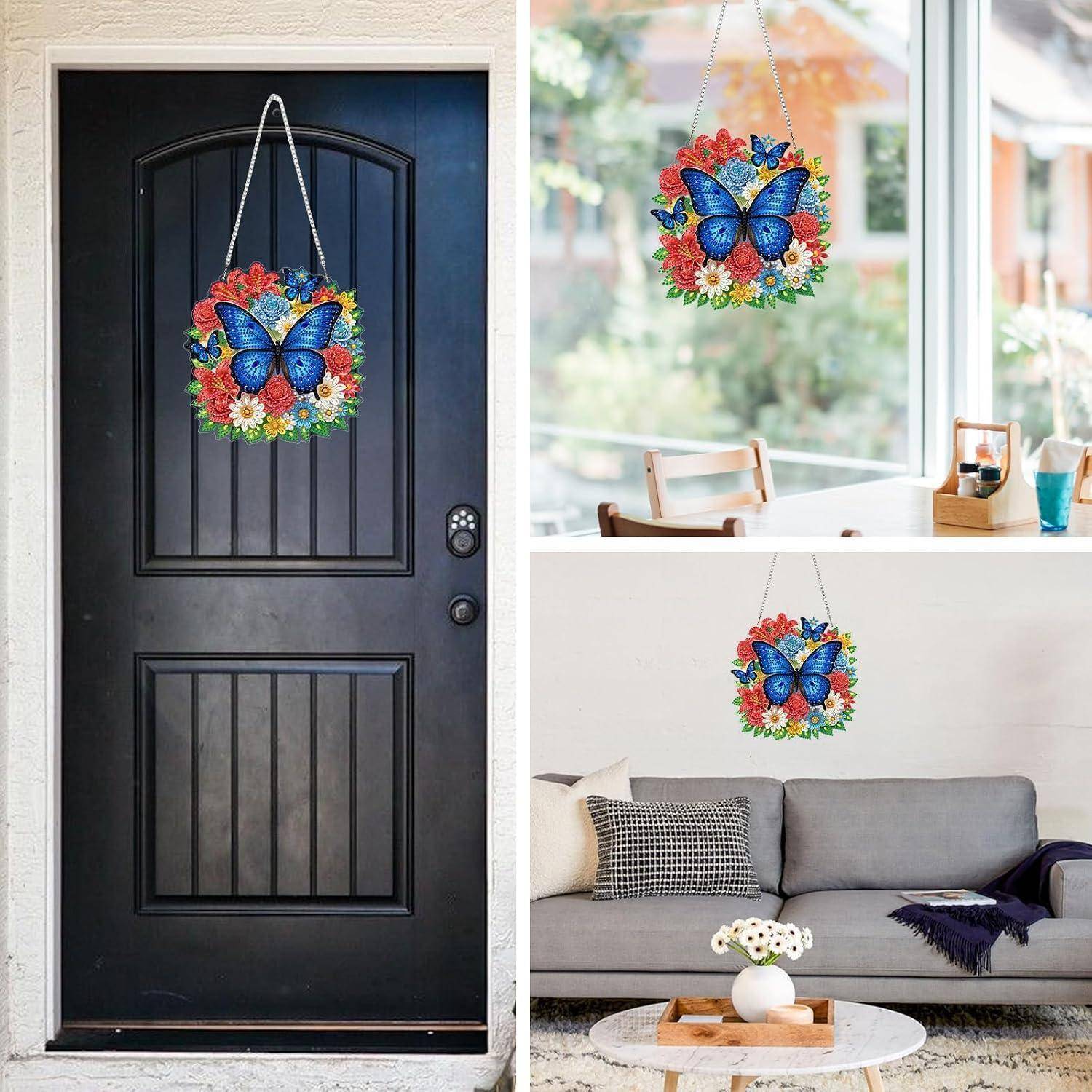 Bunter Schmetterlings-Blumenkranz an einer Haustür, einem Fenster und einer Wohnzimmerwand hängend, gezeigt als dekorative Wanddekoration.