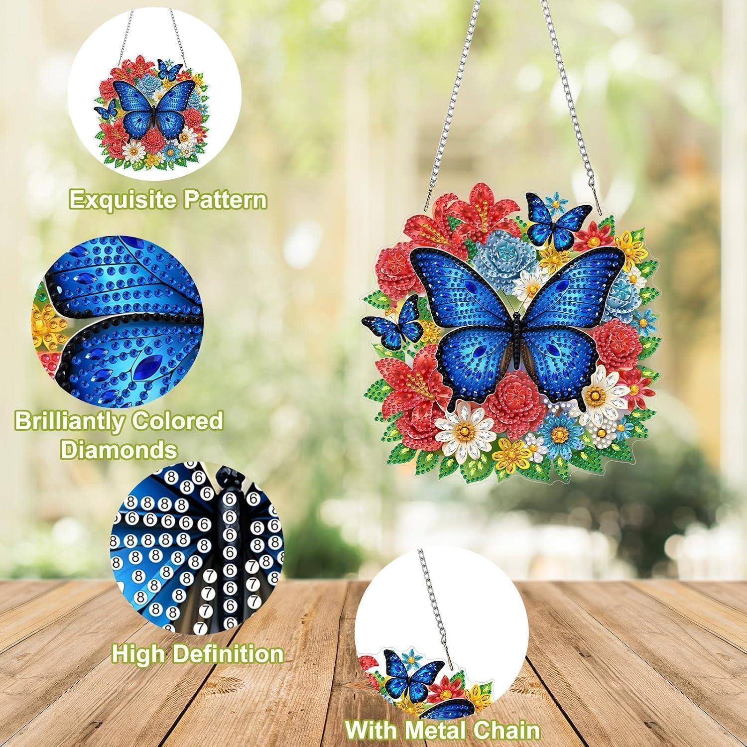 Rundes Schmetterlingsblüten-Hängornament mit blauem Schmetterling und farbigen Diamantdetails, dargestellt mit Funktionshinweisen für Muster, hochauflösende Qualität und Metallkette.