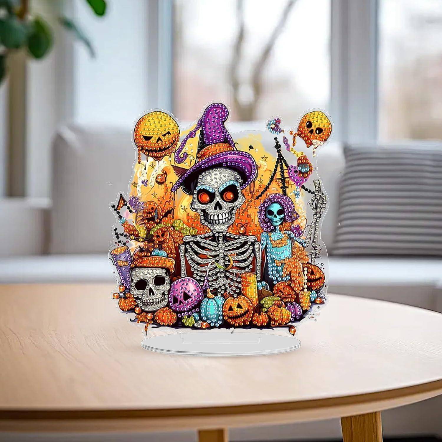 Farbenfrohe 3D-Halloween-Darstellung eines Skeletts in einem lila Hexenhut, umgeben von Kürbissen, Fledermäusen und Schädeln auf einem Tischständer.