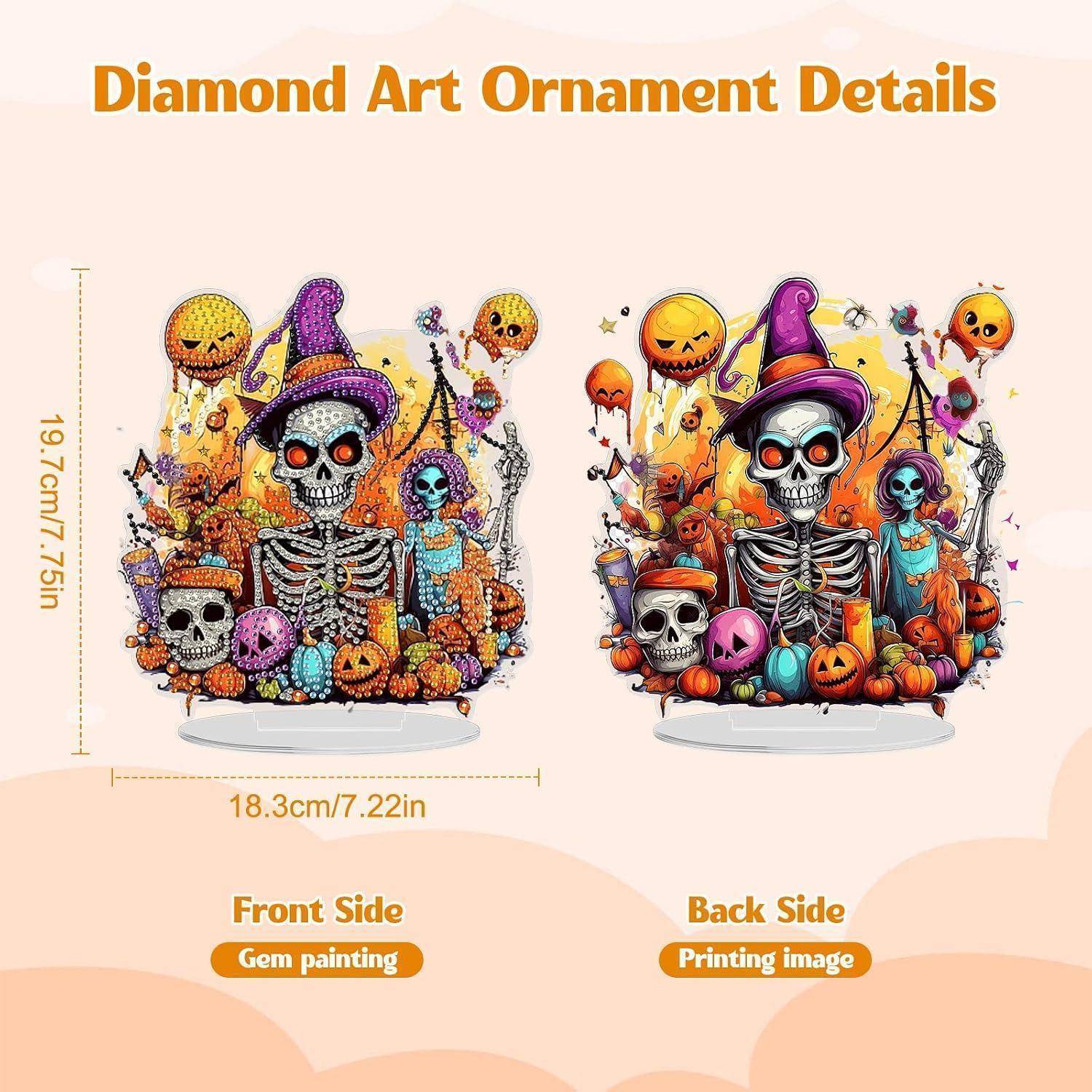 Diagramm, das ein Halloween-Diamantkunst-Ornament zeigt, 19,7 cm x 18,3 cm, mit frontaler Gemälde-Verzierung und rückseitiges bedrucktes Bild eines Totenschädel-Skeletts mit Kürbissen und einem Hexenhut.