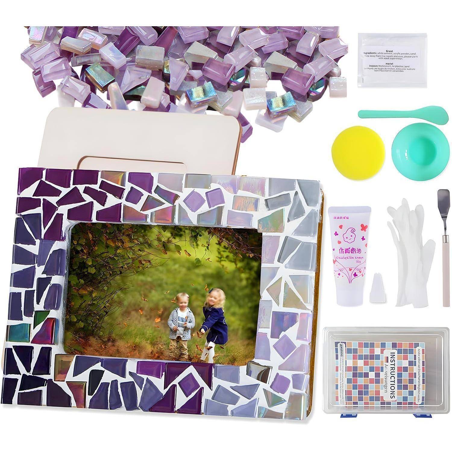 DIY-Mosaik-Bilderrahmen-Set mit violetten Fliesen, Rahmen, Werkzeugen, Kleber, Handschuhen und Anleitung, die um ein rahmendes Beispielfoto herum angeordnet sind.