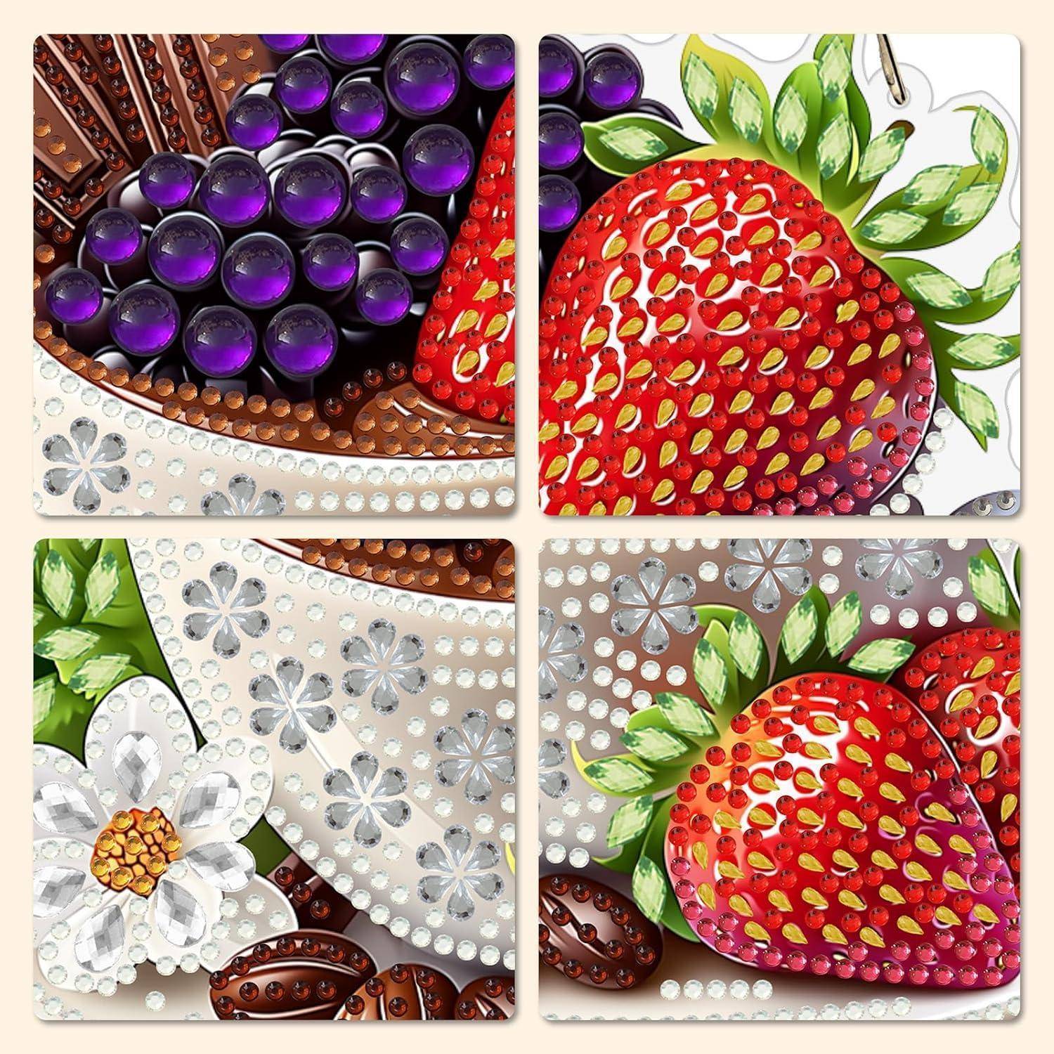 Vier dekorative Paneele mit geschmückten Früchtemotiven: Erdbeeren, Trauben und Blumen mit strass-ähnlichen Details auf strukturierten Hintergründen.