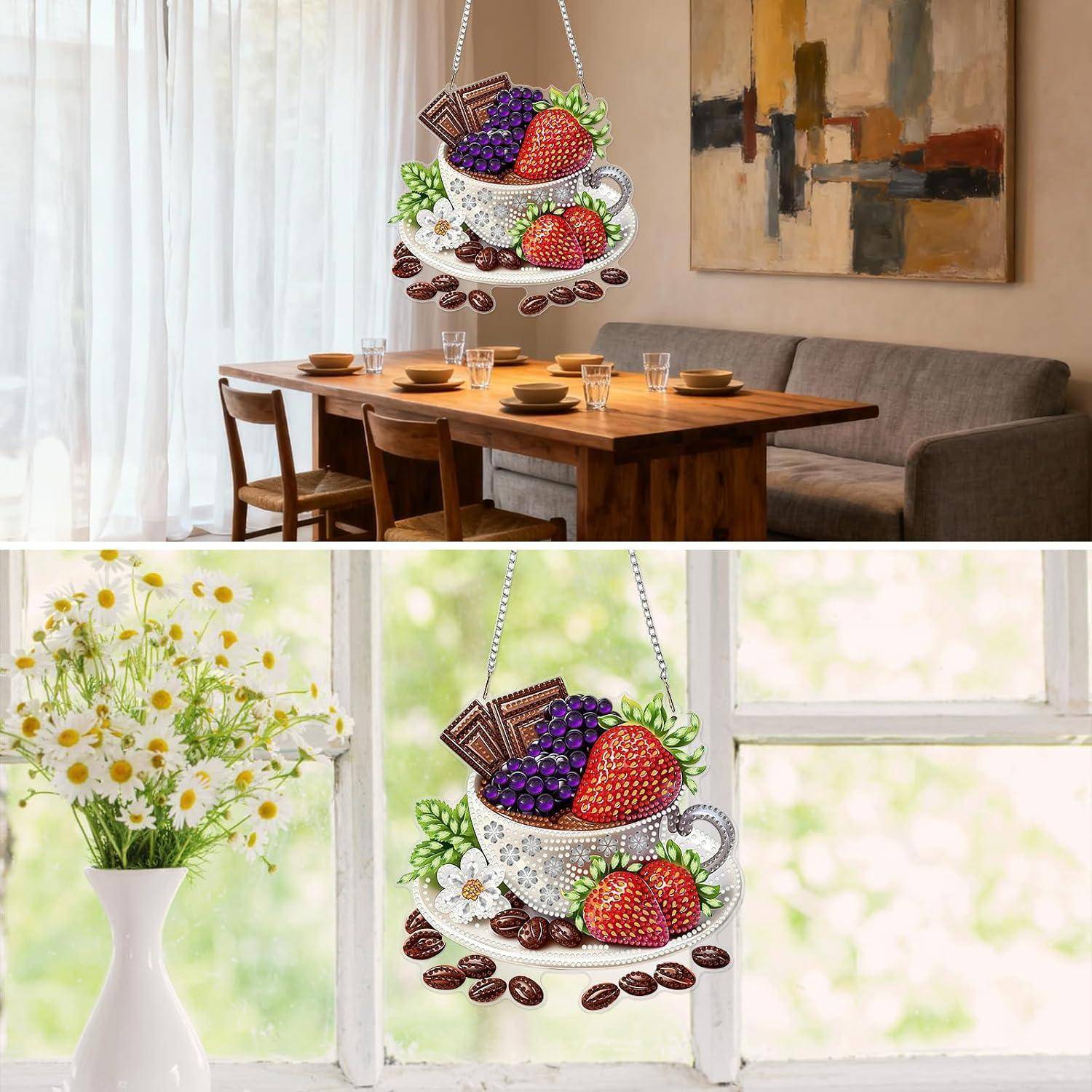 Geteiltes Bild zeigt eine hängende Teetassendekoration gefüllt mit Obst und Schokolade in zwei Wohnungseinrichtungen: oben über einem Esstisch, unten bei einem hellen Fenster mit Blumen.