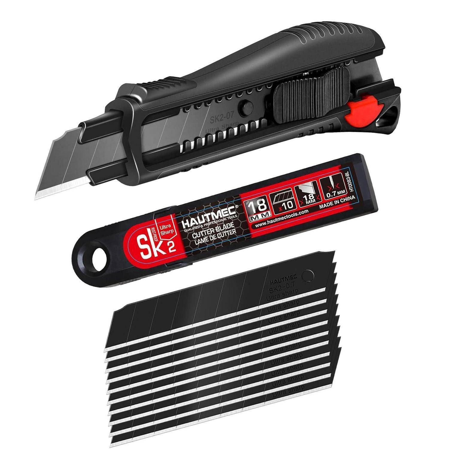 Ein schwarzes Universalmesser mit ausfahrbarer Klinge, eine Packung Ersatzklingen und eine lose Klinge auf weißem Hintergrund.