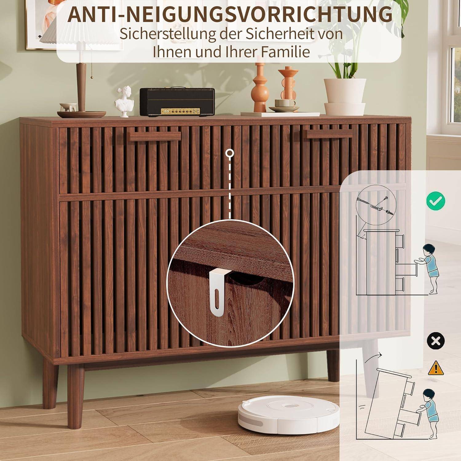 Holzschrank mit einem Anti-Kipp-Sicherheitsgurt und Bodenverankerung, hervorgehoben durch eine Nahaufnahme der Halterung und ein Diagramm, das die korrekte und unsichere Installation zeigt.