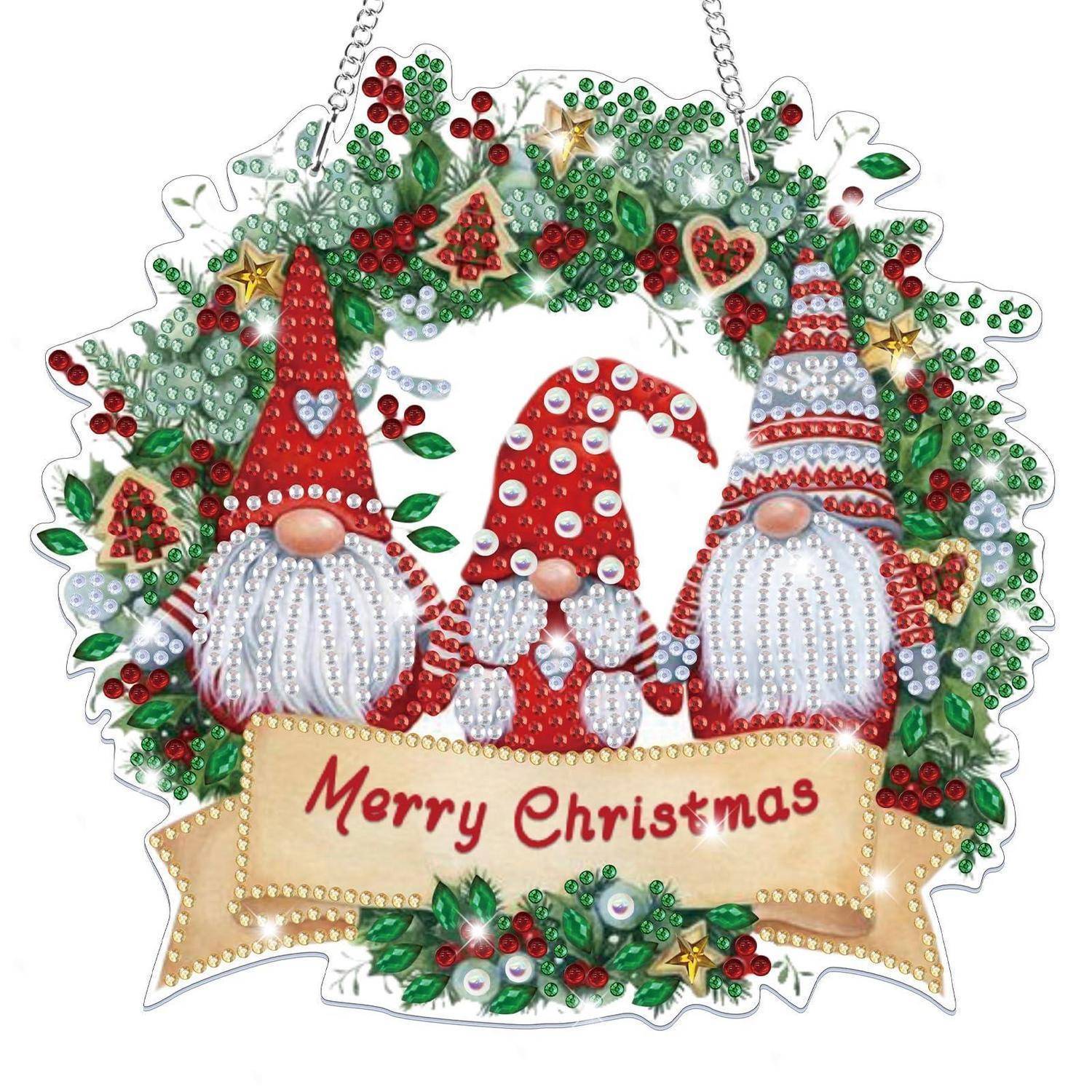 Weihnachtsbaumschmuck mit drei Gnomfiguren in einem Feiertagskranz, ein Banner mit der Aufschrift „Frohe Weihnachten