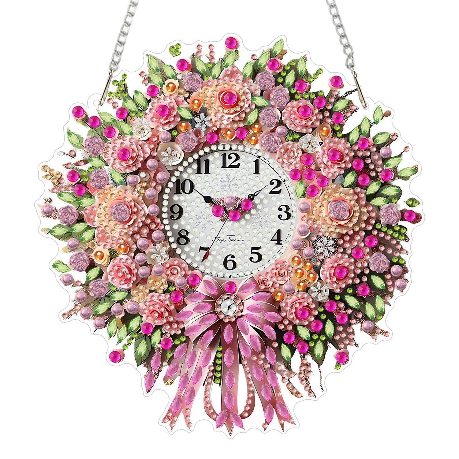 Dekorative Blumenwanduhr mit weißem Zifferblatt, schwarzen Ziffern und verziertem Rosa-Schmuck-Blumen- und Blattrand, aufgehängt an Ketten.